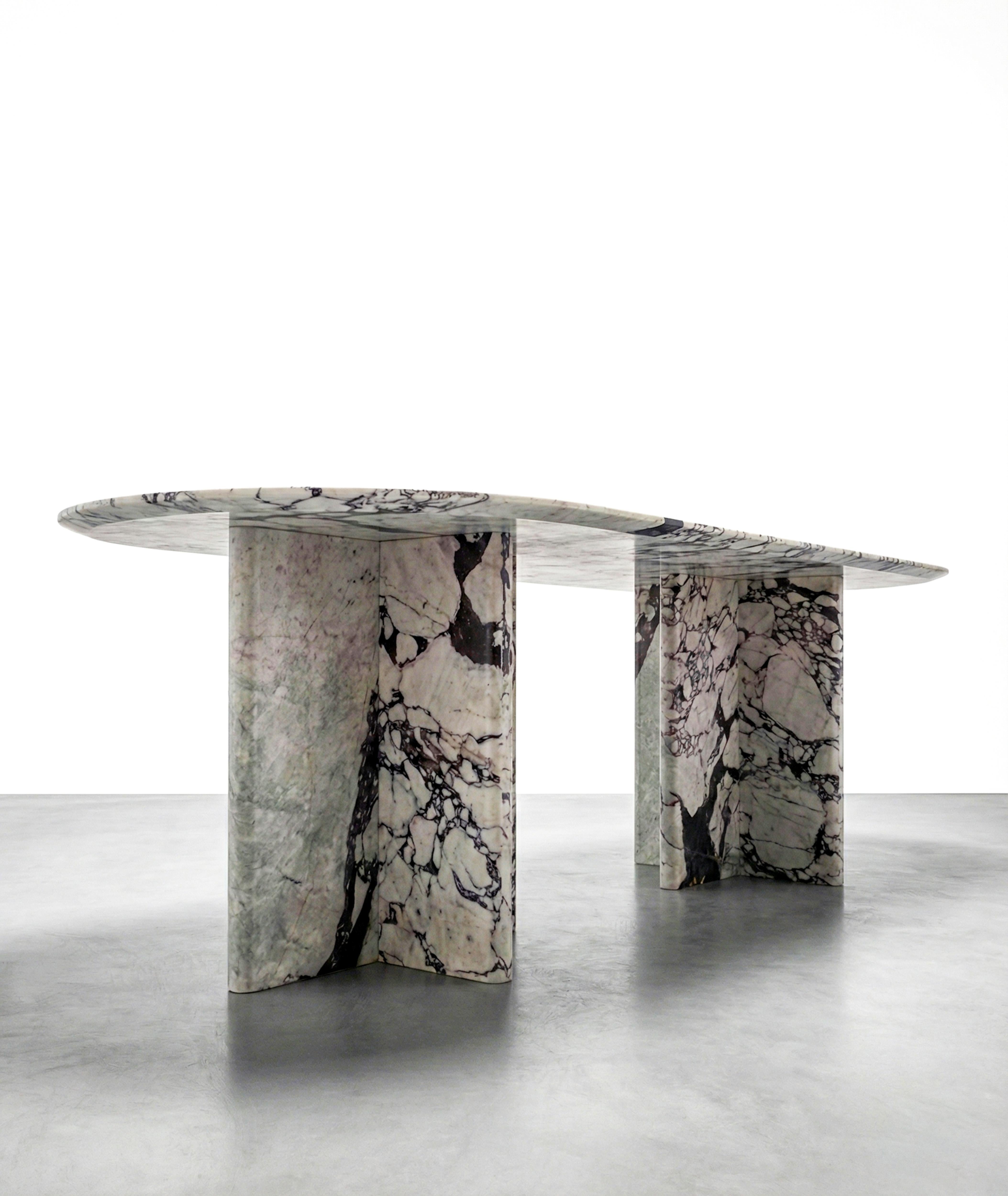 Material: Premium Calacatta Viola Marble
Dimensions: 79