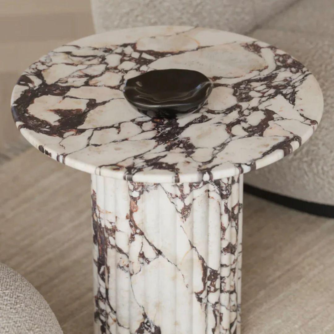 Mid-Century Modern Table d'appoint en marbre Calacatta Viola avec cannelures en vente