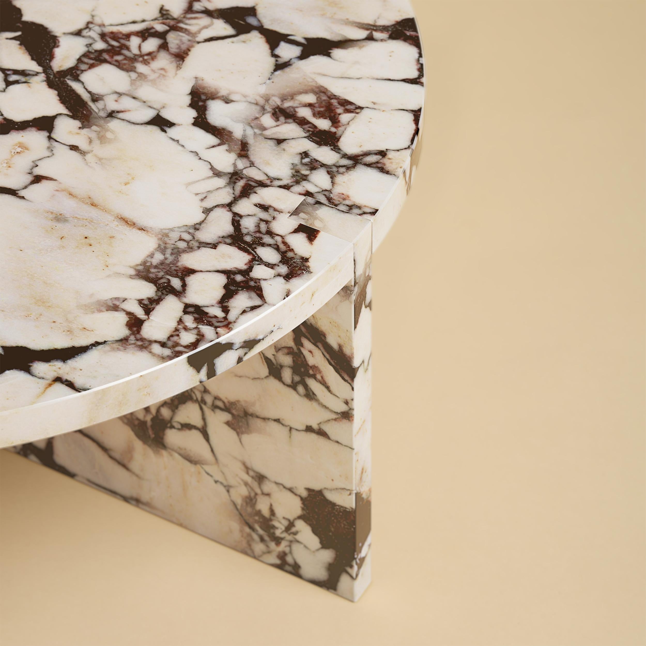 La table basse Hashi est entièrement réalisée en marbre italien calacatta violet. 

Voici notre exquise table basse en marbre Elegant Calacatta Violet de fabrication italienne - une sublime fusion de sophistication et d'art. Plongez dans la beauté