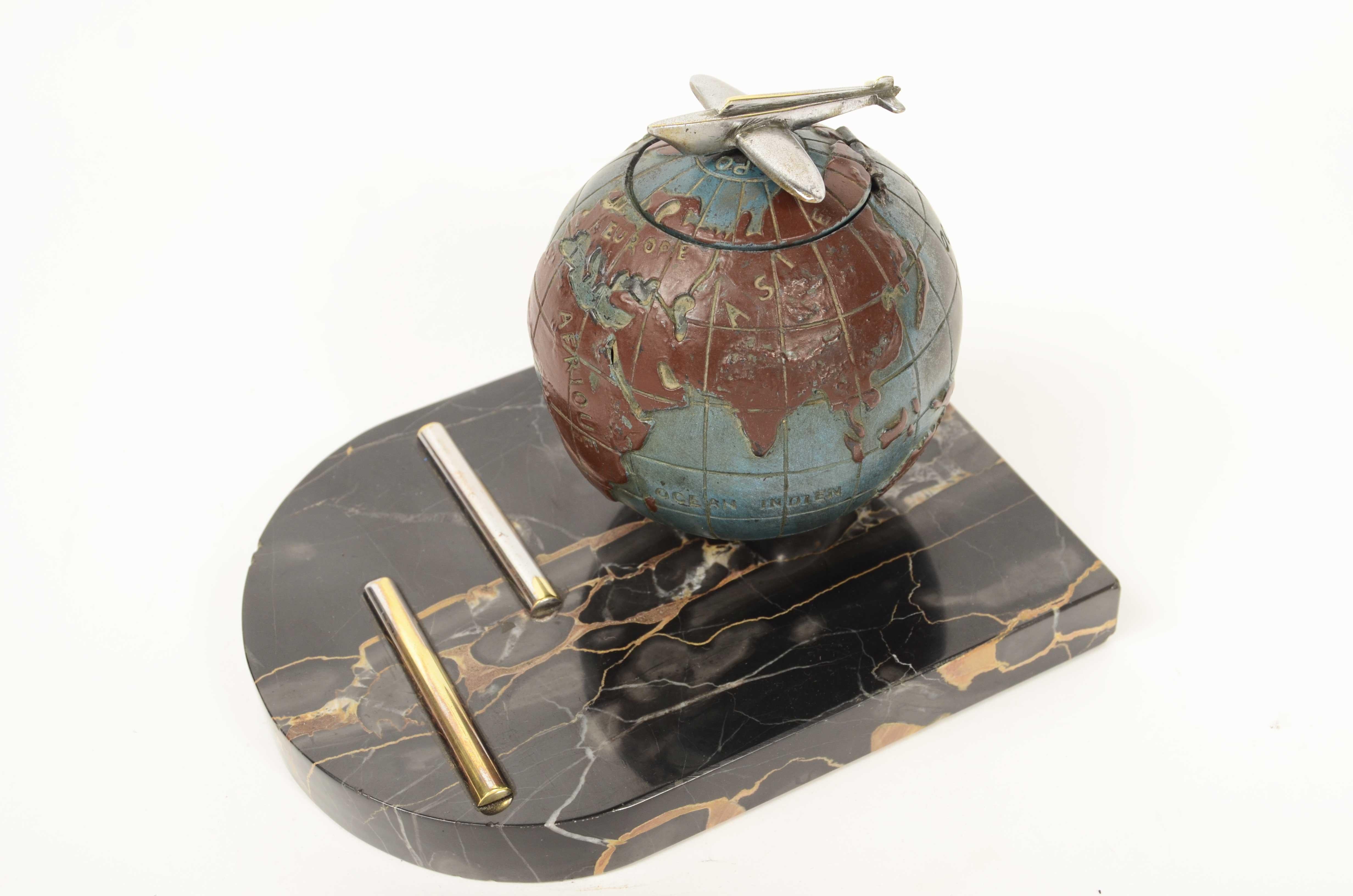 Calamaio Art-Déco raffigurante globo terrestre montato su base marmo Portoro lucidato. 
Globo terrestre con i nomi dei continenti e dei mari scritti in francese, fusione in alluminio con i continuneti in rilievo colorati di marrone mentre mari ed