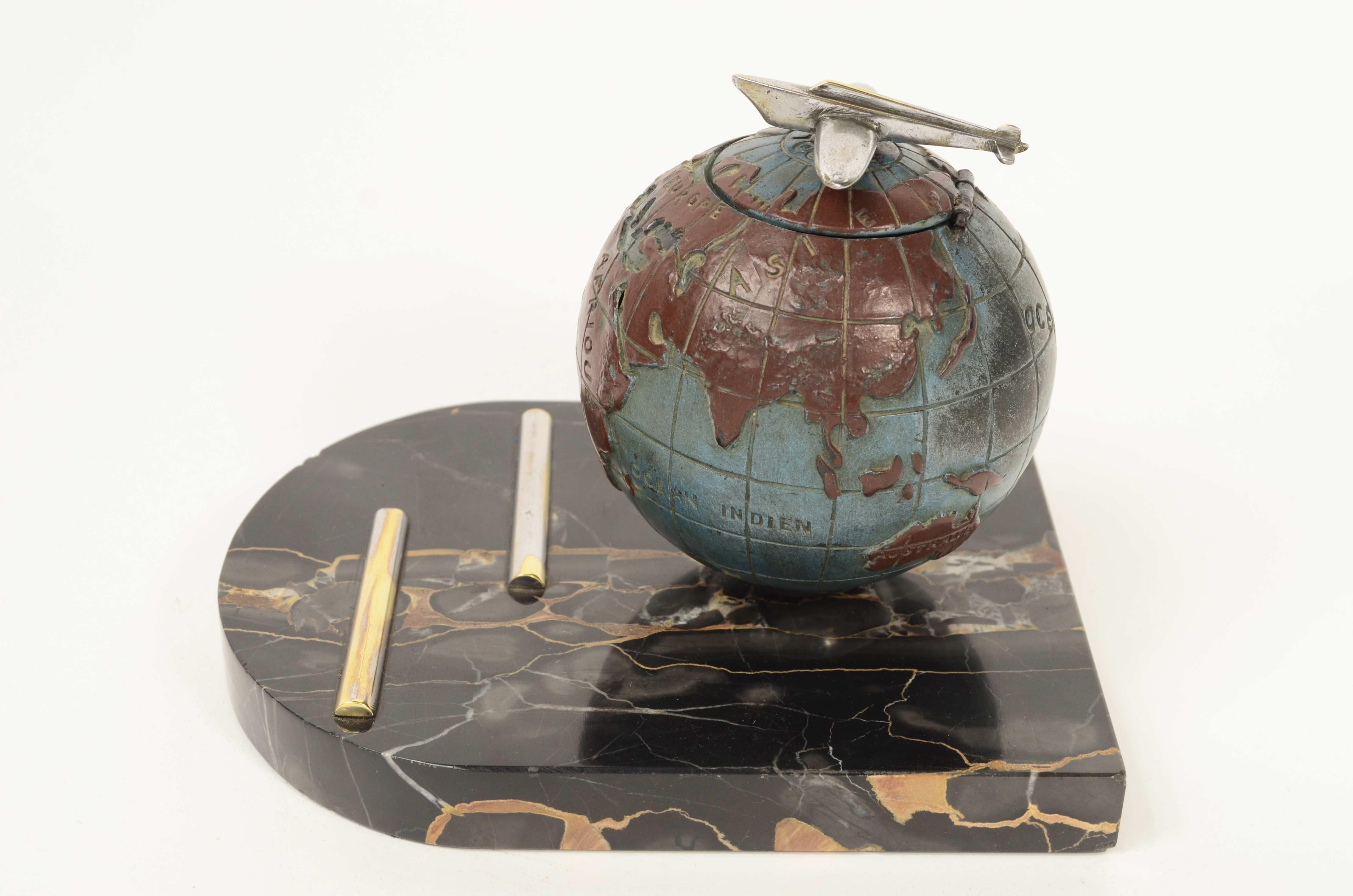 Calamaio Art-Déco raffigurante globo terrestre e aereo su base marmo Portoro In condizioni buone in vendita a Milan, IT