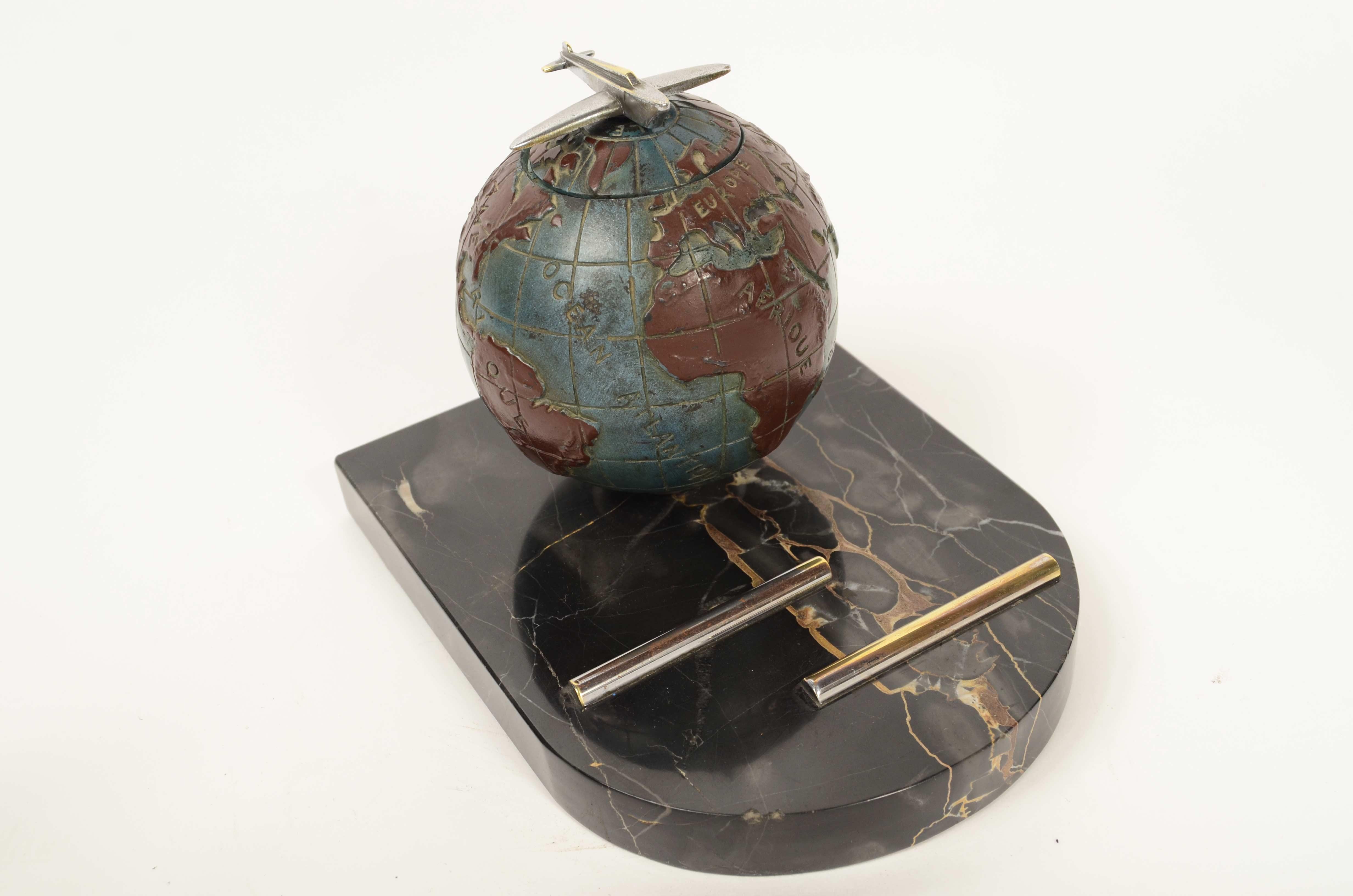 Mid-20th Century Calamaio Art-Déco raffigurante globo terrestre e aereo su base marmo Portoro in vendita