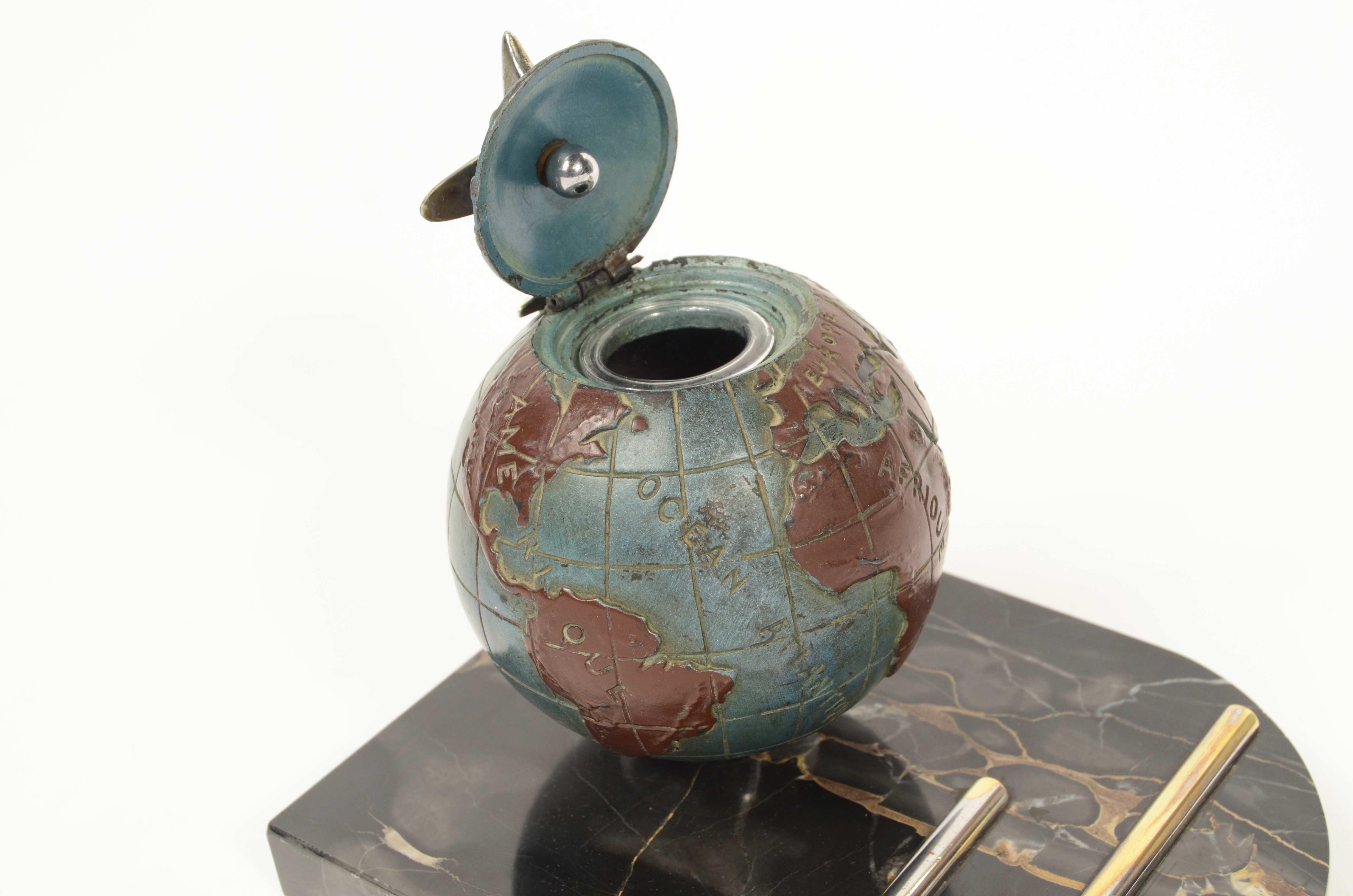 Calamaio Art-Déco raffigurante globo terrestre e aereo su base marmo Portoro in vendita 2