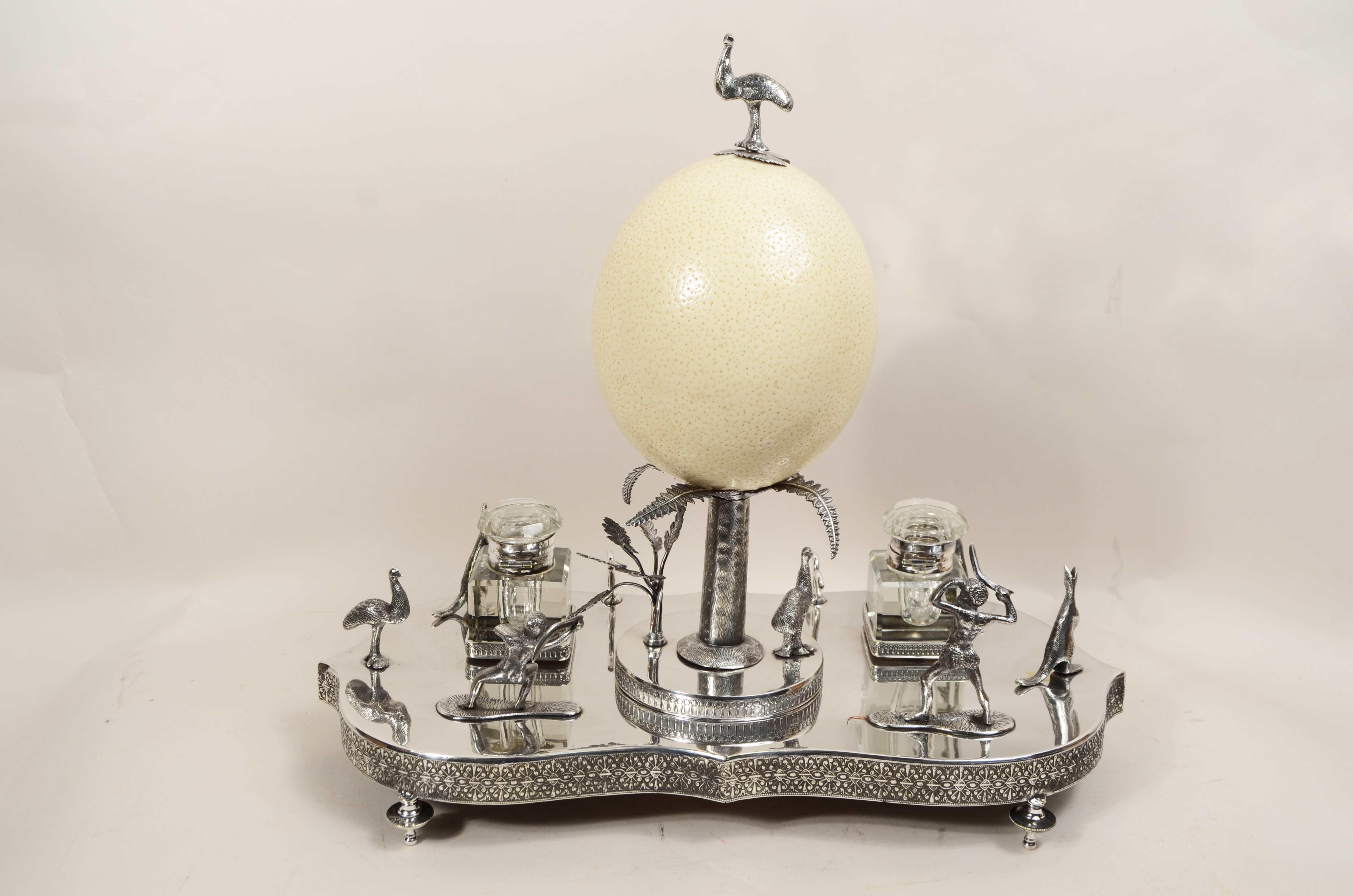 Victorian-era silver plate wunderkammer inkwell with emu egg In Good Condition For Sale In Milan, IT