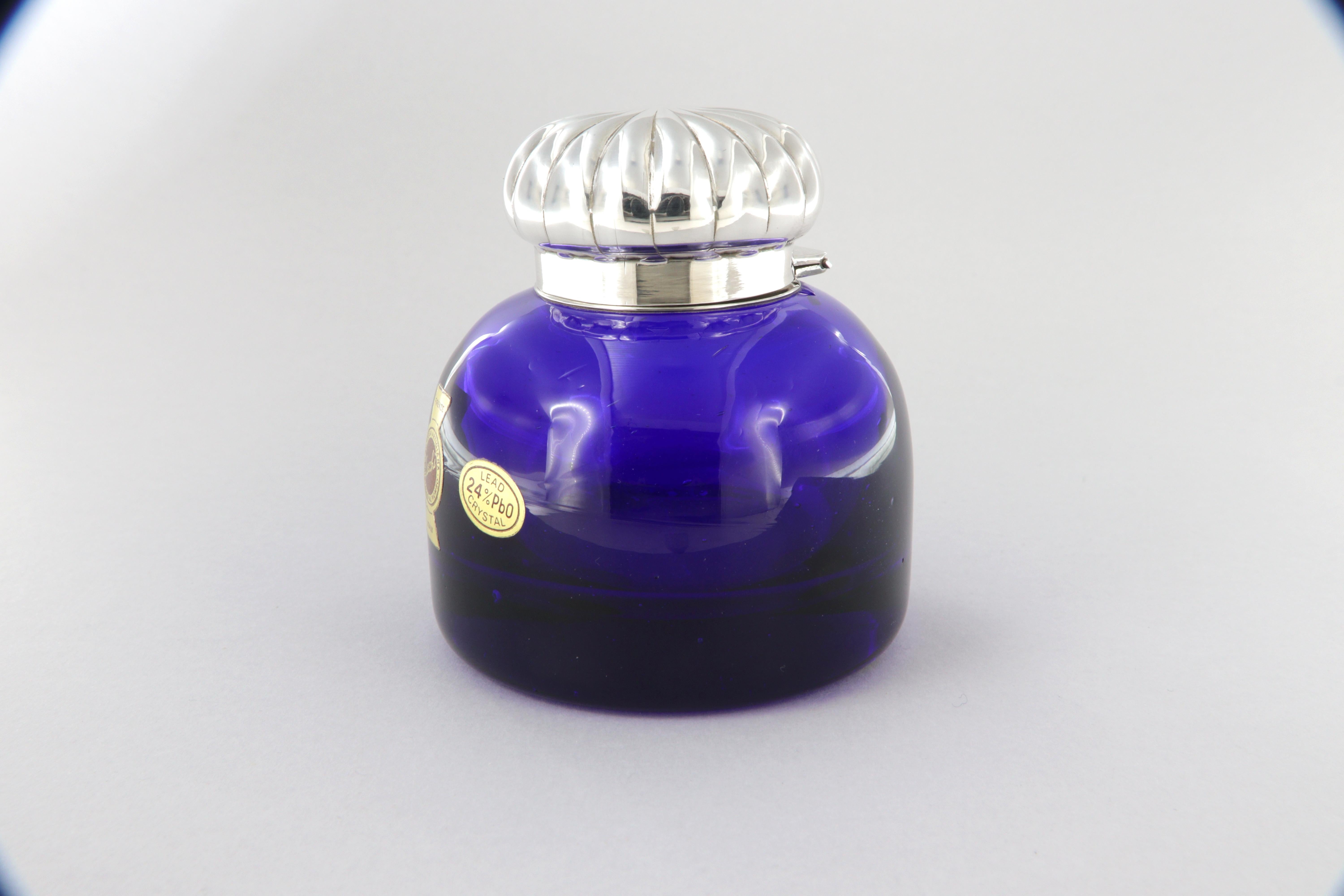 925 sterling silver inkwell and blue crystal
Diameter 6,5cm
Height 7cm
Total weight 224 g
Casamonti Production - Florence Italy

Elegant, practical and functional table calamium the result of a collaboration between silversmith Casamonti and Locchi