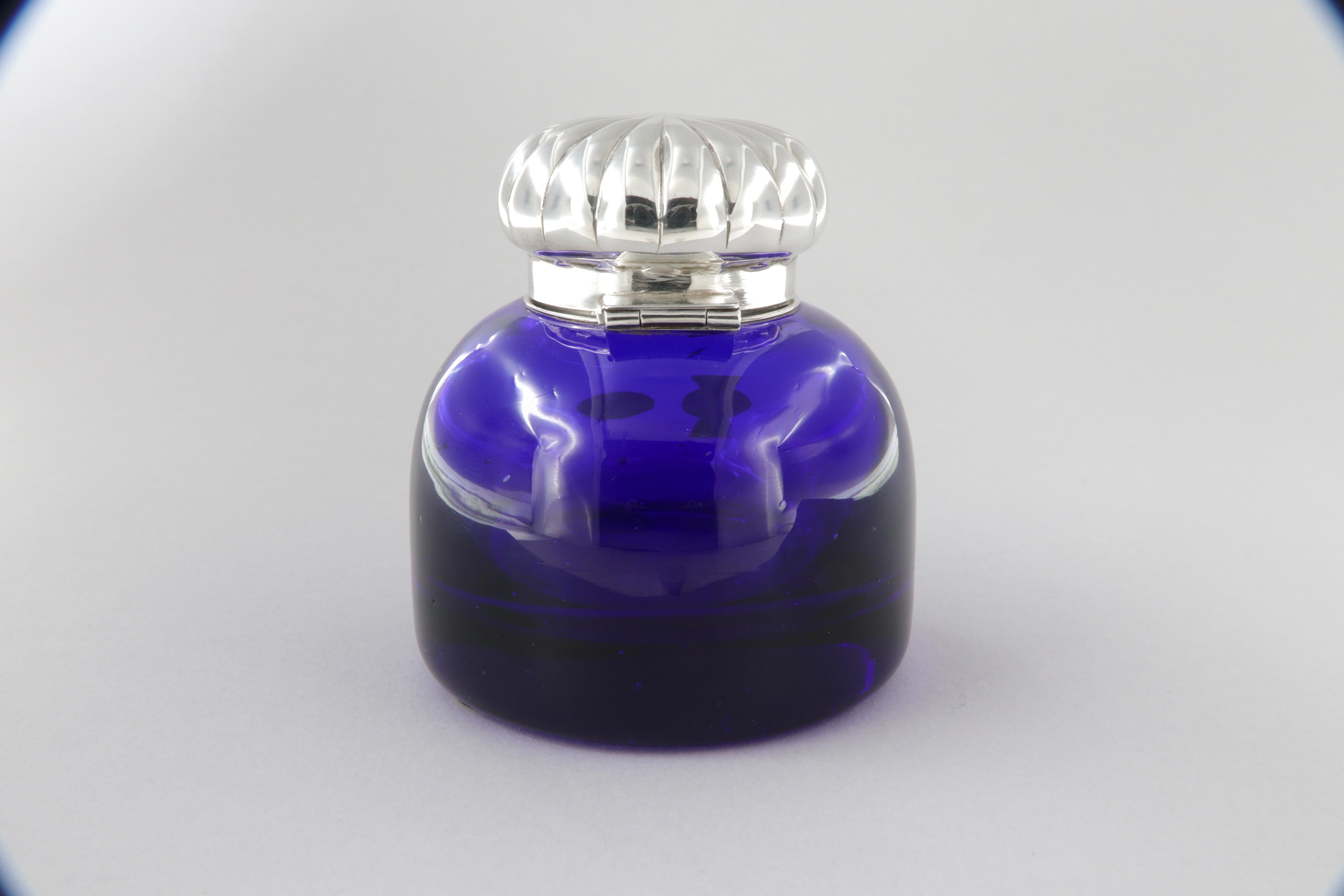 Neoclassical 925 sterling silver inkwell and blue crystal For Sale