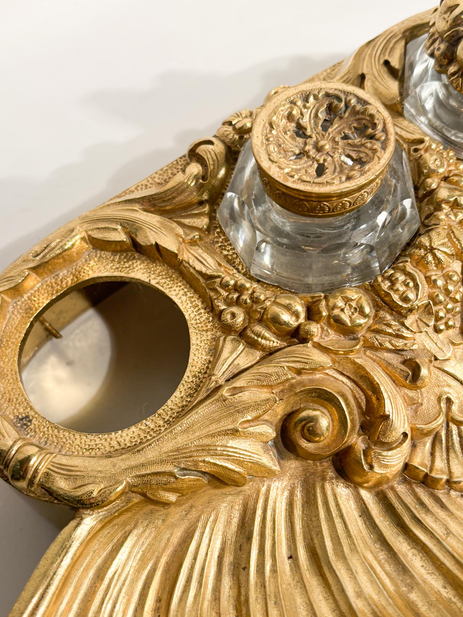 Tintero de bronce dorado y jarras de cristal Siglo XX en venta 3