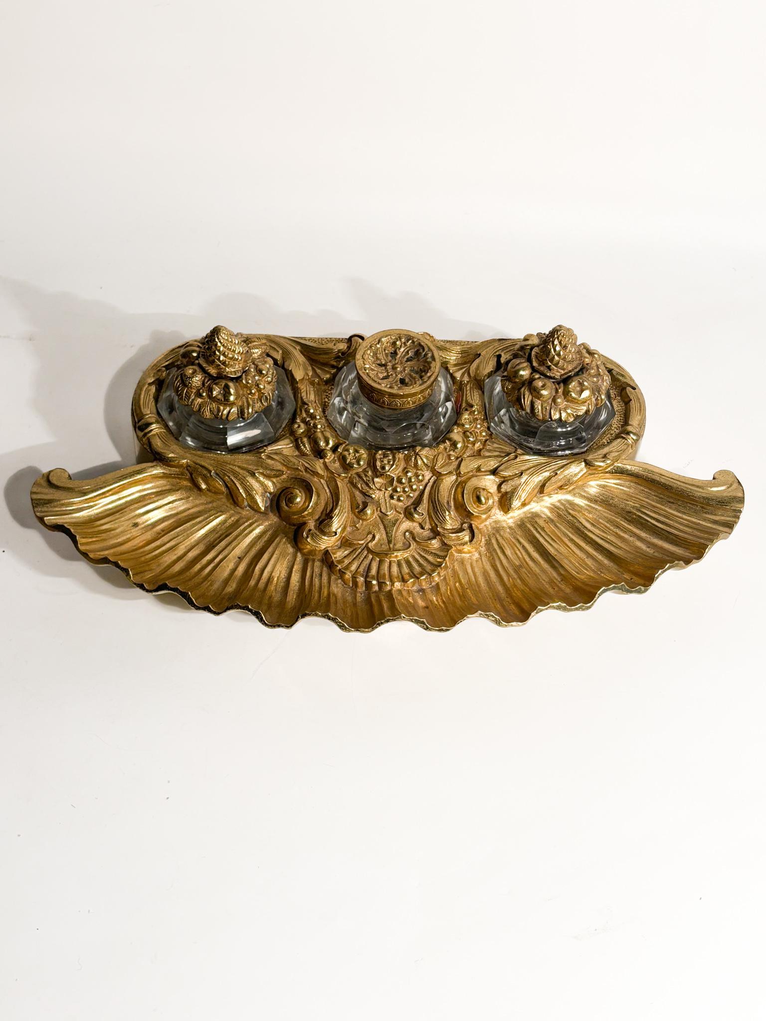 Tintero de bronce dorado y jarras de cristal Siglo XX Barroco en venta