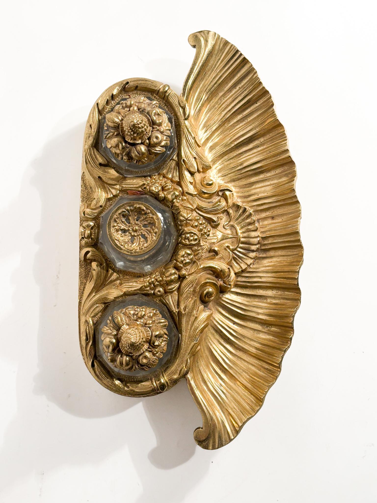 Tintero de bronce dorado y jarras de cristal Siglo XX French en venta