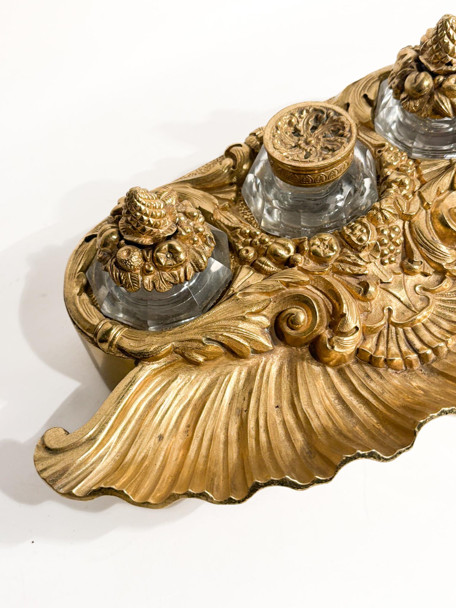 Tintero de bronce dorado y jarras de cristal Siglo XX en Bastante bueno estado para la venta en Milano, MI