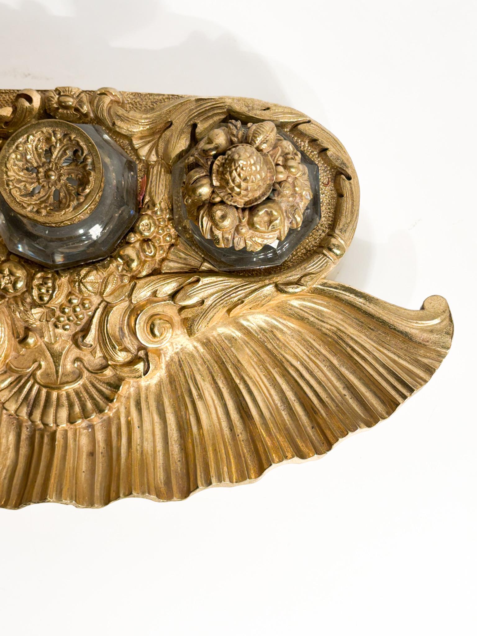Tintero de bronce dorado y jarras de cristal Siglo XX Early 20th Century en venta