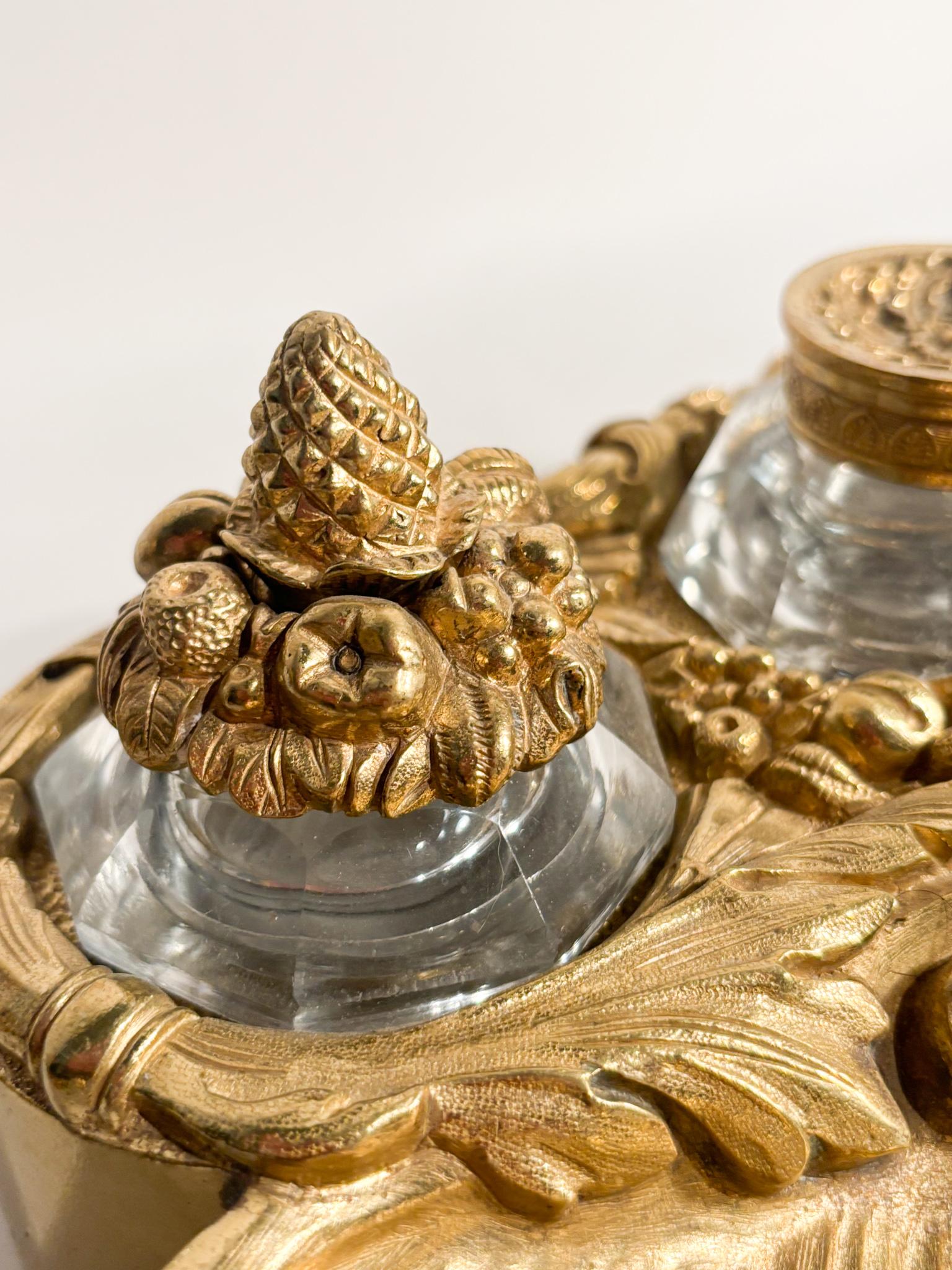 Tintero de bronce dorado y jarras de cristal Siglo XX Bronce en venta