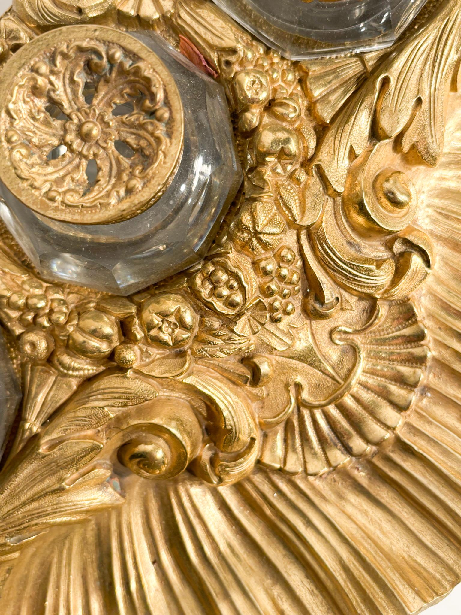 Tintero de bronce dorado y jarras de cristal Siglo XX en venta 1
