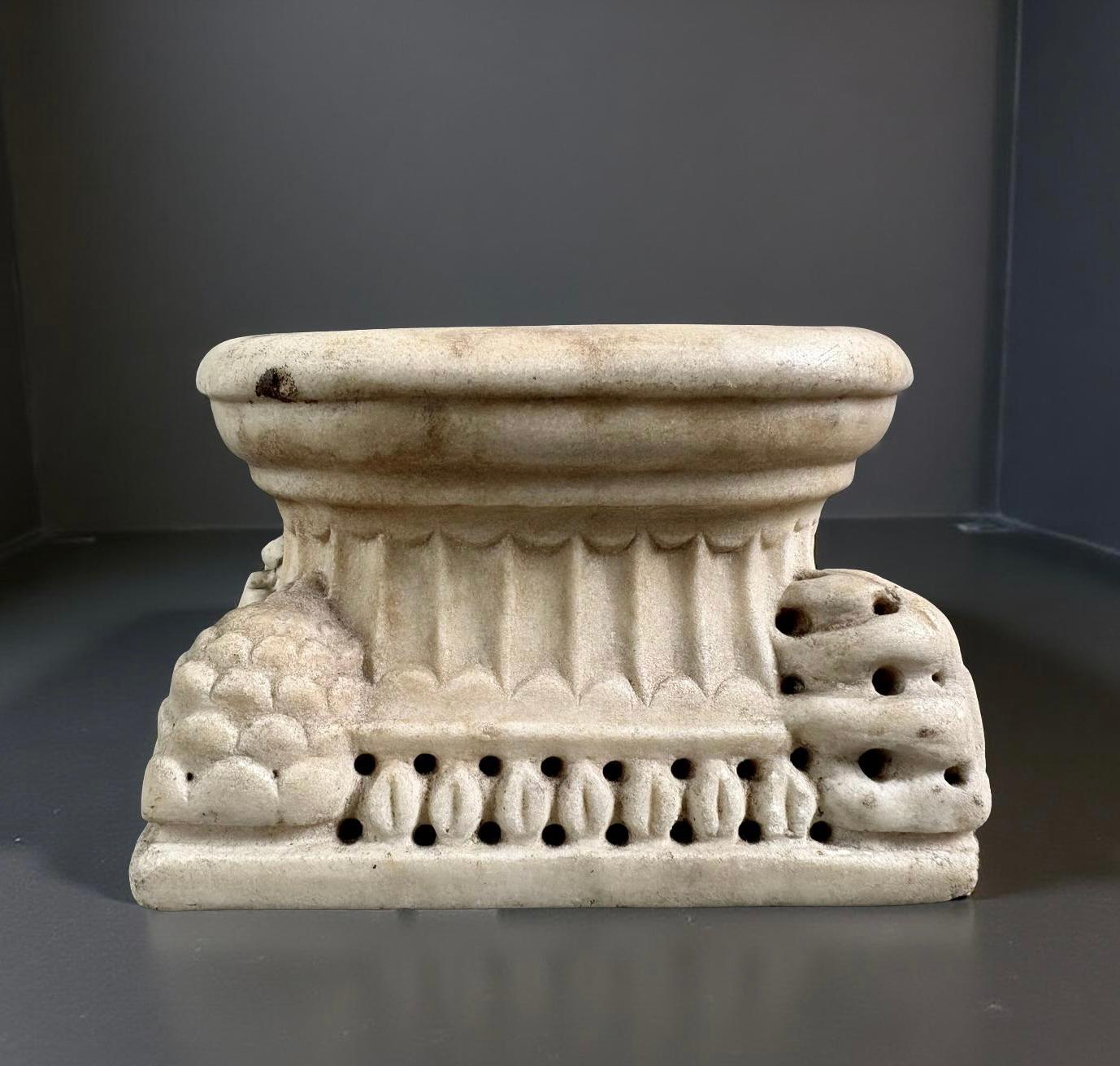Tintero de mármol blanco en forma de capitel, recuerdo del Grand Tour, taller romano, finales del siglo XVIII.  

Roma se consideraba la parada por excelencia del Grand Tour, ya que representaba tanto un acceso privilegiado al patrimonio histórico