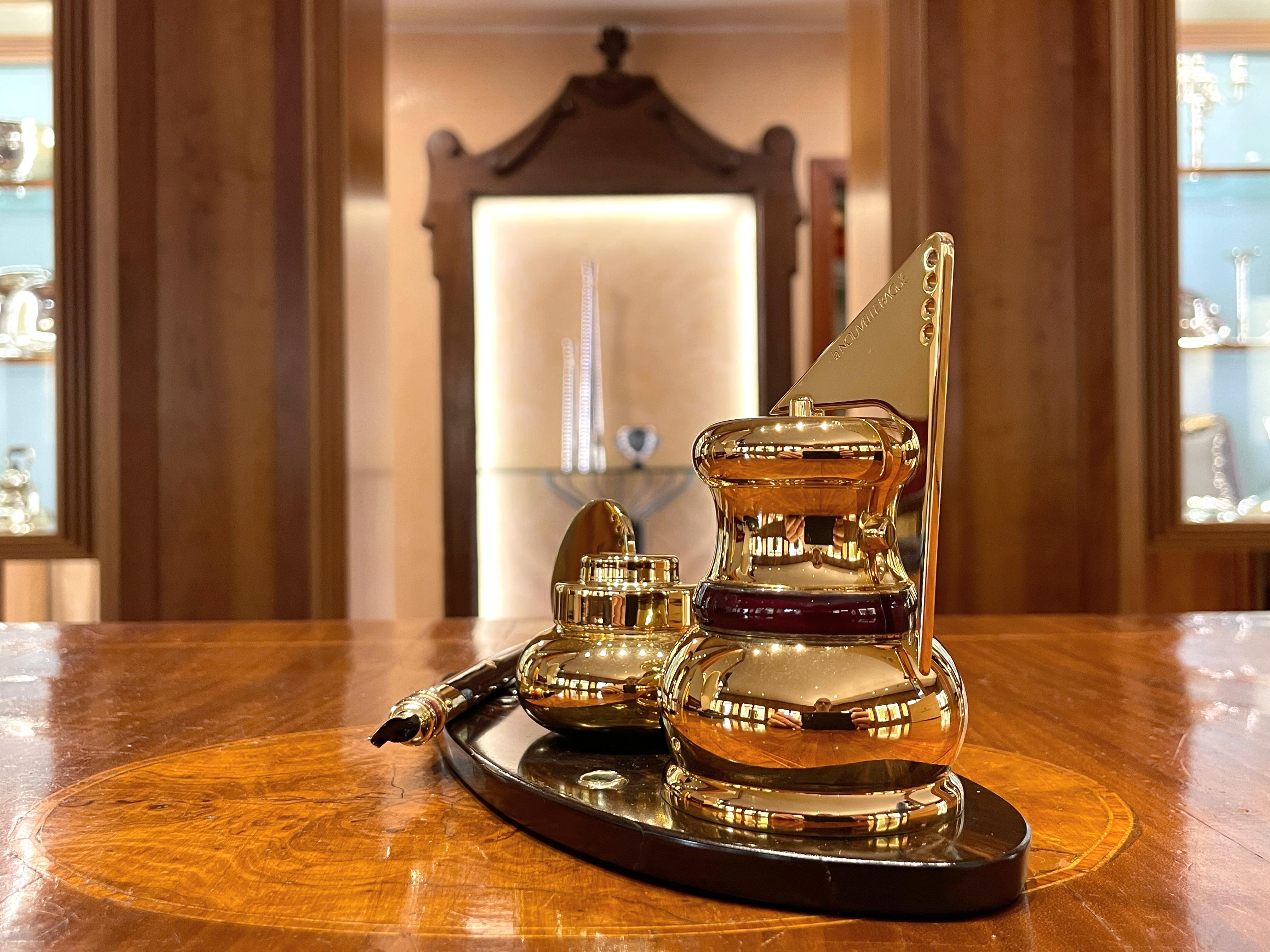 Modern La Nouvelle Bague inkwell in gilt silver and ebony with fountain pen For Sale