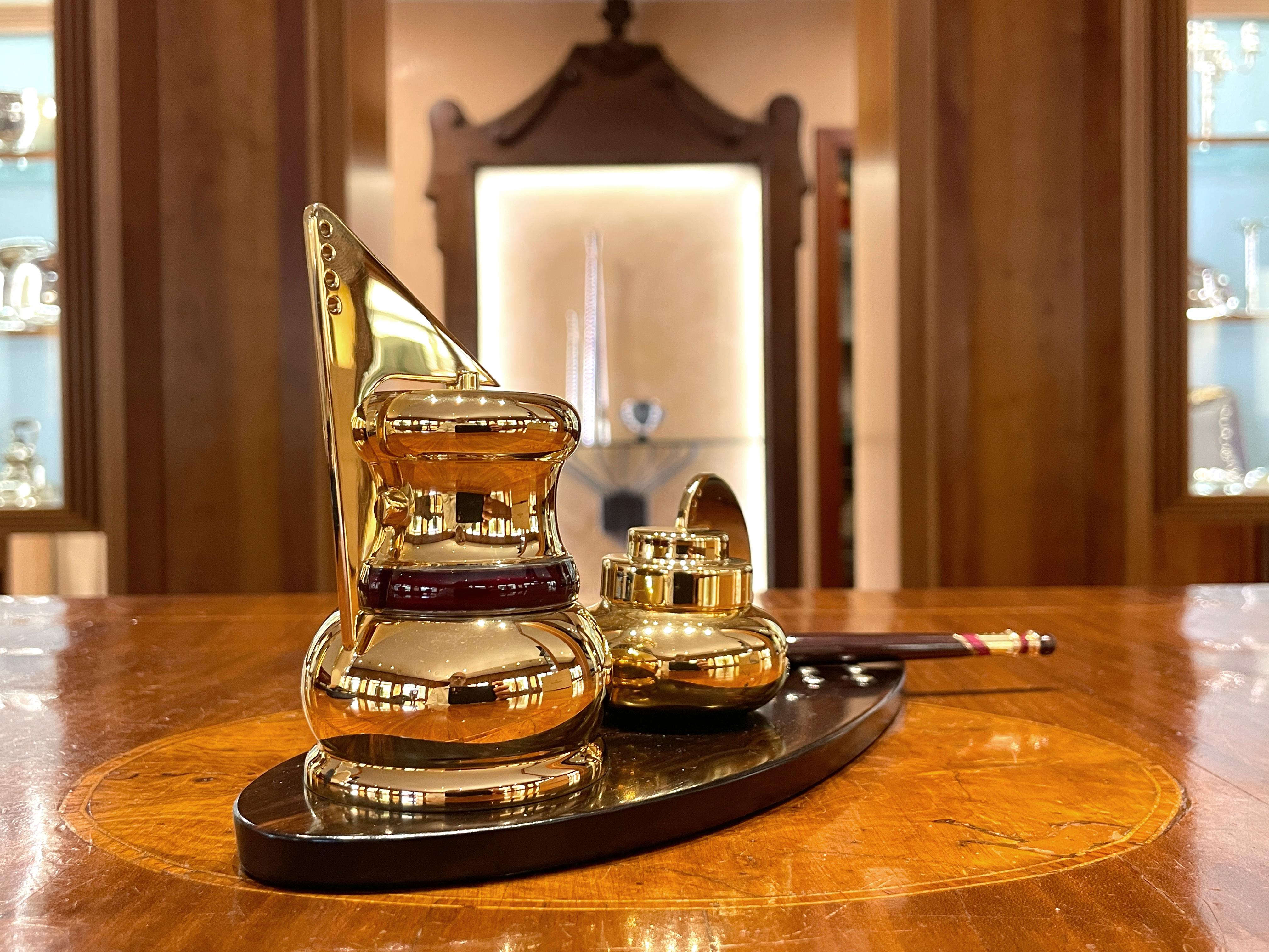 La Nouvelle Bague inkwell in gilt silver and ebony with fountain pen In New Condition For Sale In Perugia, IT