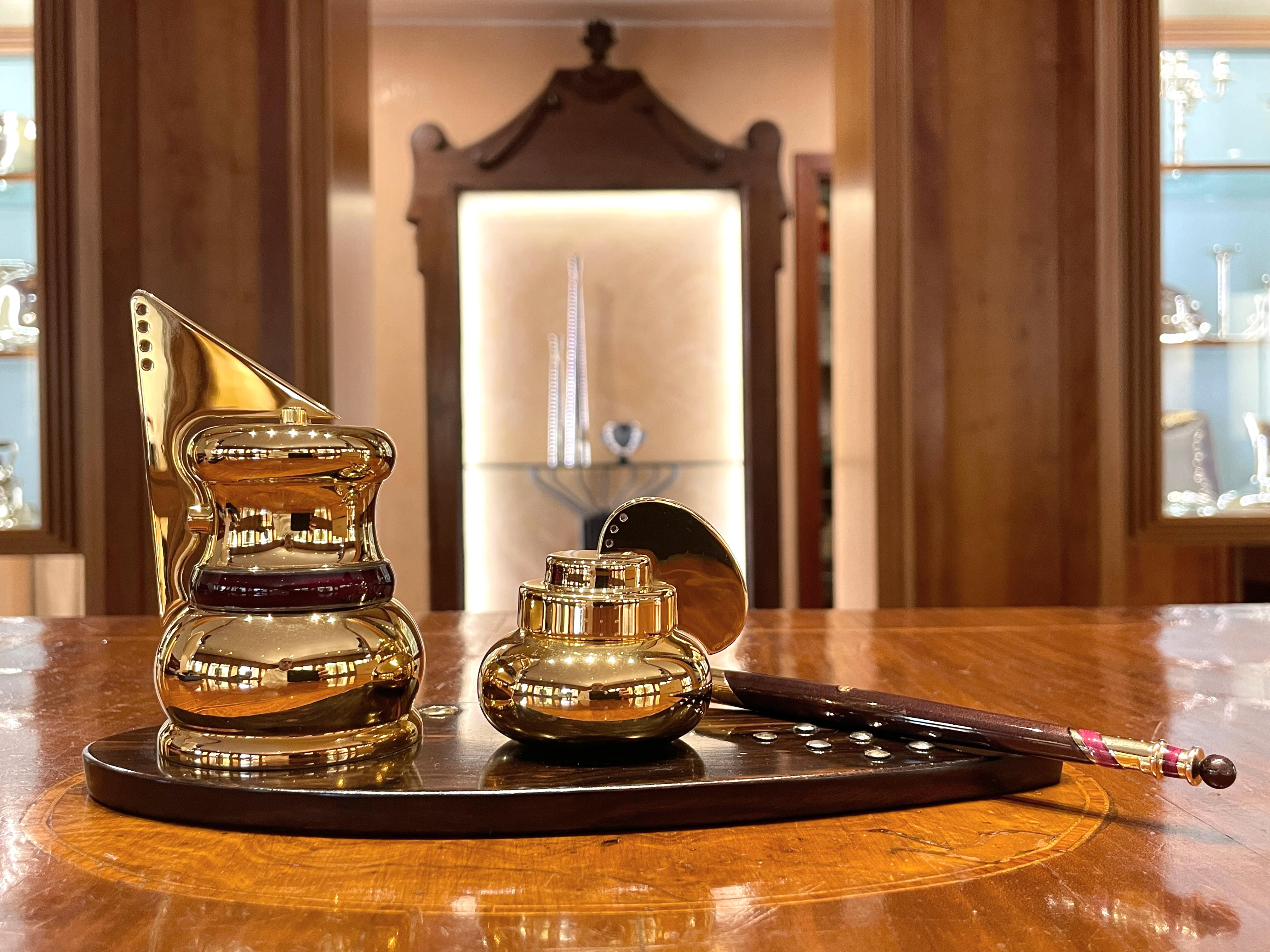 Women's or Men's La Nouvelle Bague inkwell in gilt silver and ebony with fountain pen For Sale