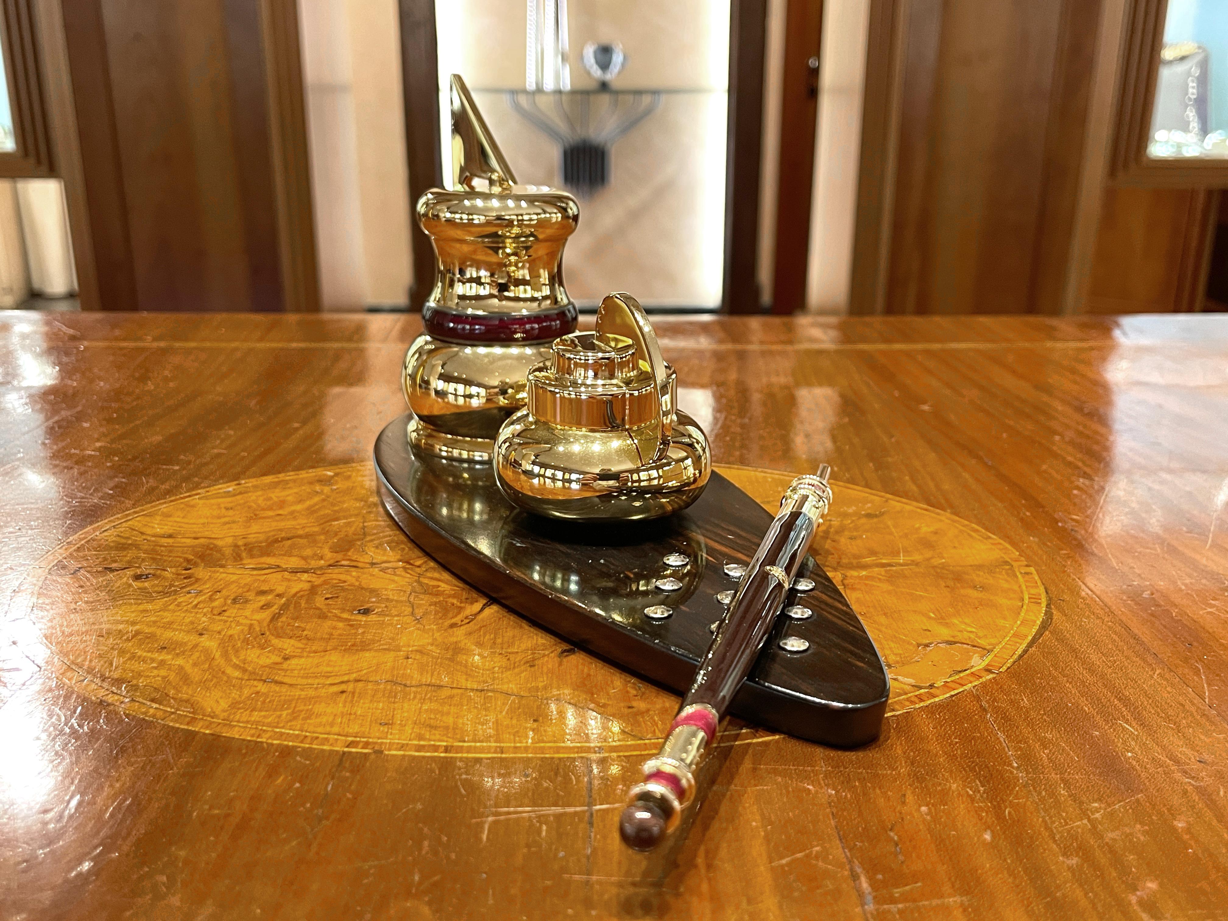 La Nouvelle Bague inkwell in gilt silver and ebony with fountain pen For Sale 1