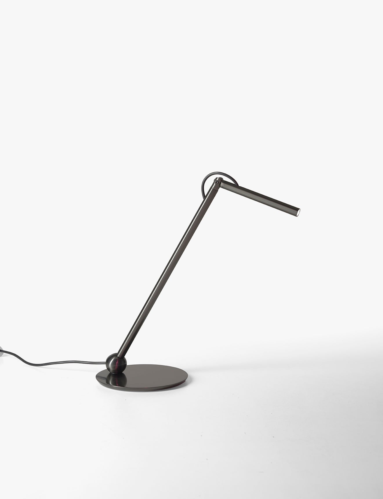 Extreme minimalism and freedom of movement.
Calamaio is a desk lamp that brings light where it is needed thanks to the rotation of the head mounted on a structure that is also mobile. The LED light source is positioned at the end of the lamp,