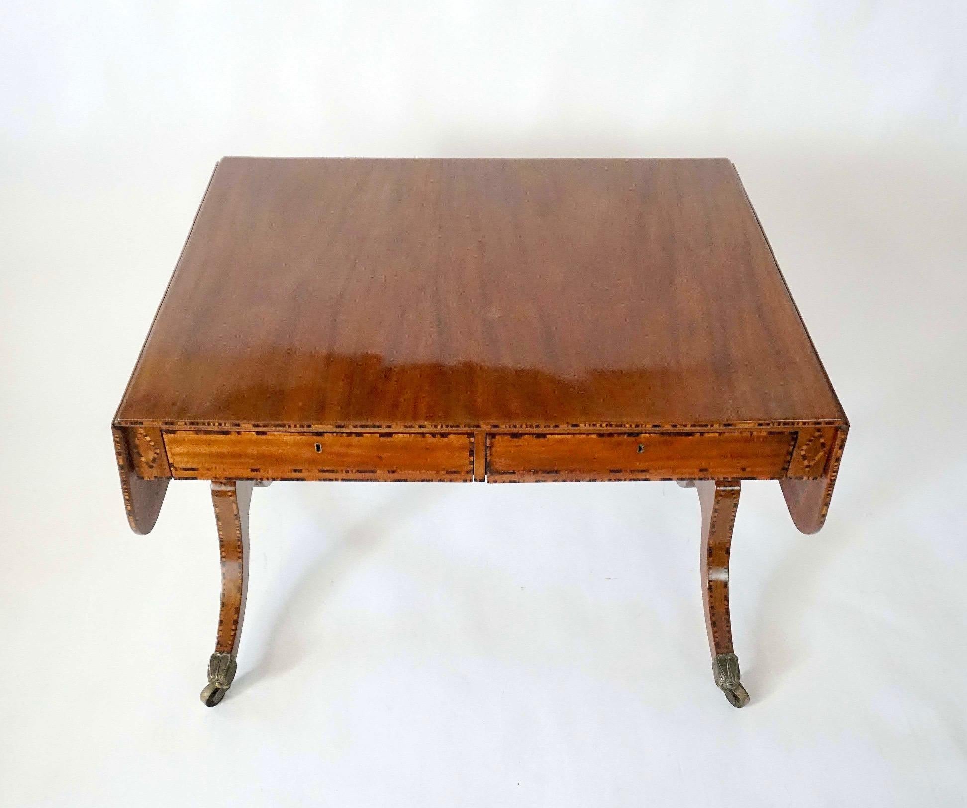 Mesa de sofá de caoba con incrustaciones de calamandro de William Wilkinson, Londres, hacia 1820 Hecho a mano en venta