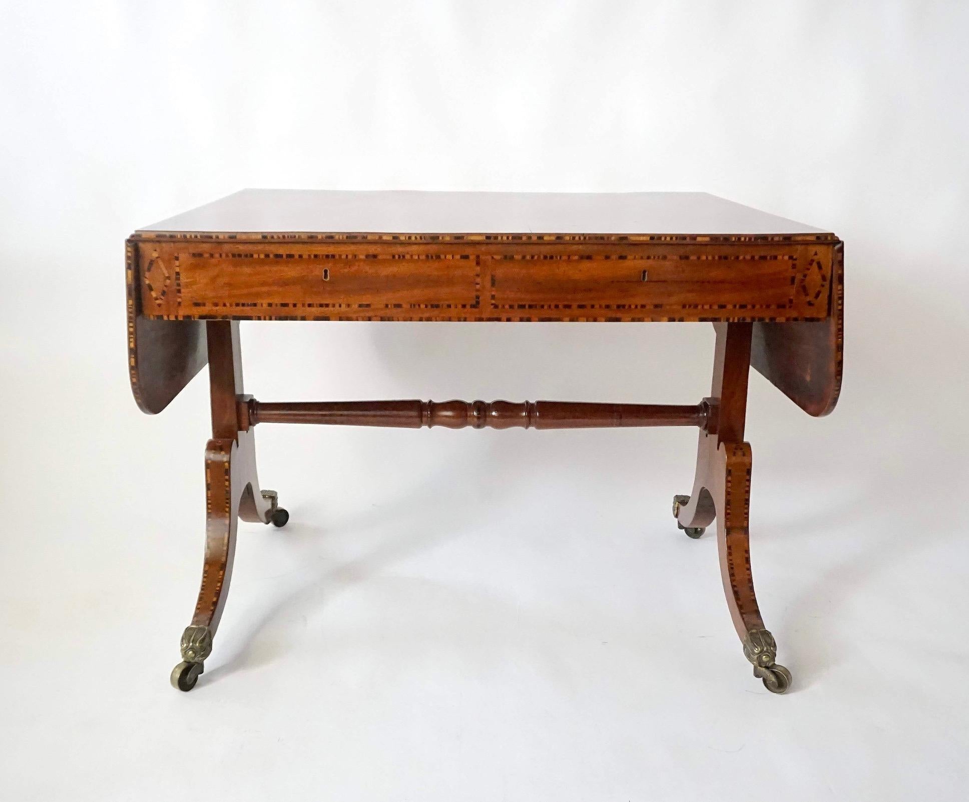 Mesa de sofá de caoba con incrustaciones de calamandro de William Wilkinson, Londres, hacia 1820 en venta 2