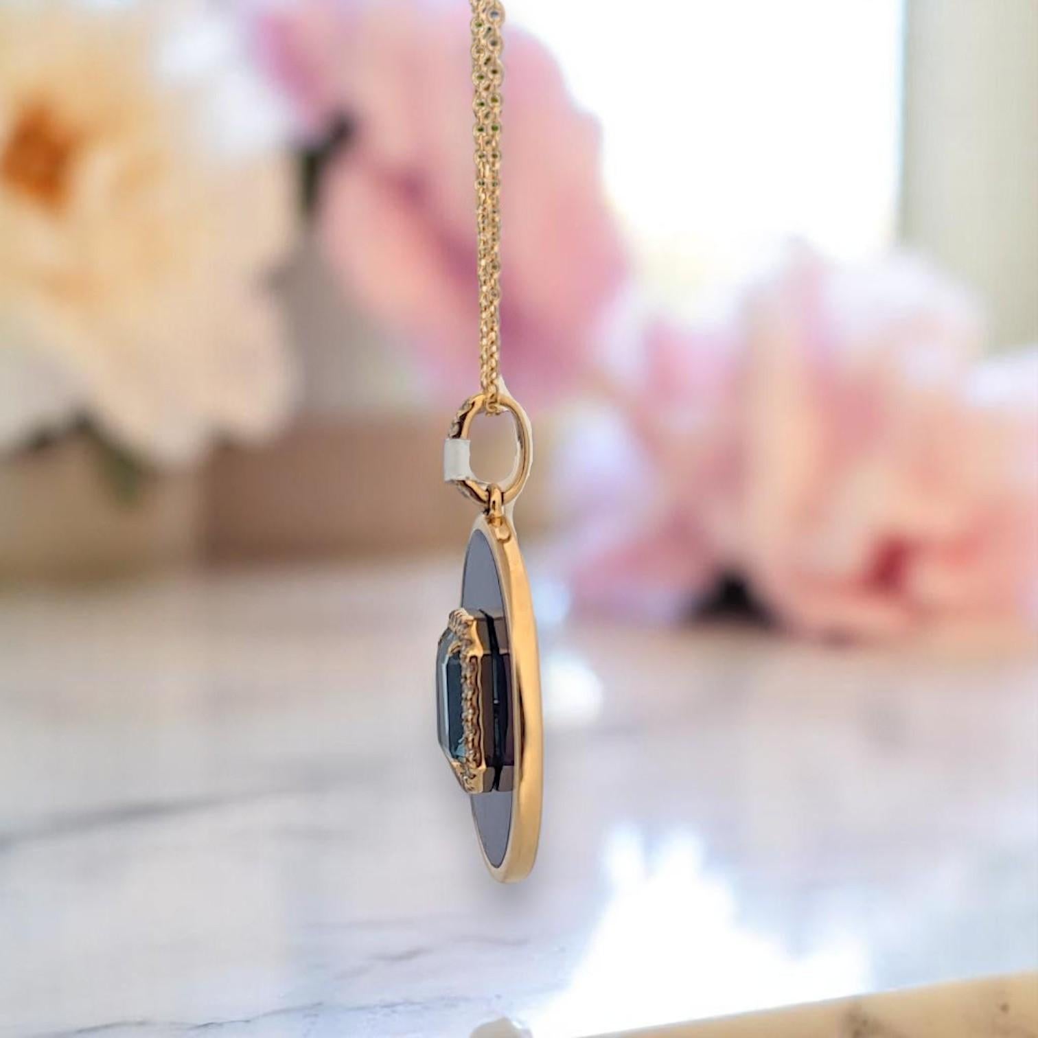 Le pendentif Calanthe est une composition époustouflante de couleurs vives, de brillance naturelle et de luxe intemporel. Réalisée en or jaune 18 carats, cette élégante pièce présente une topaze bleue naturelle de 1,69 carat, taillée en émeraude, et