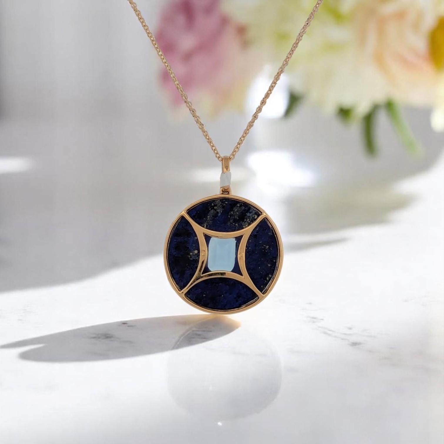 Taille émeraude Pendentif Calanthe en or jaune 18 carats avec topaze bleue de 1,69 carat en vente