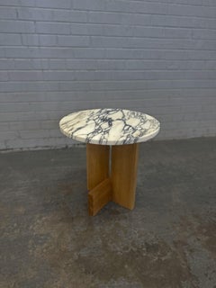 Mesa Auxiliar Axel Calcatta Monet Mármol y Roble Blanco by Mary Ratcliffe Studio