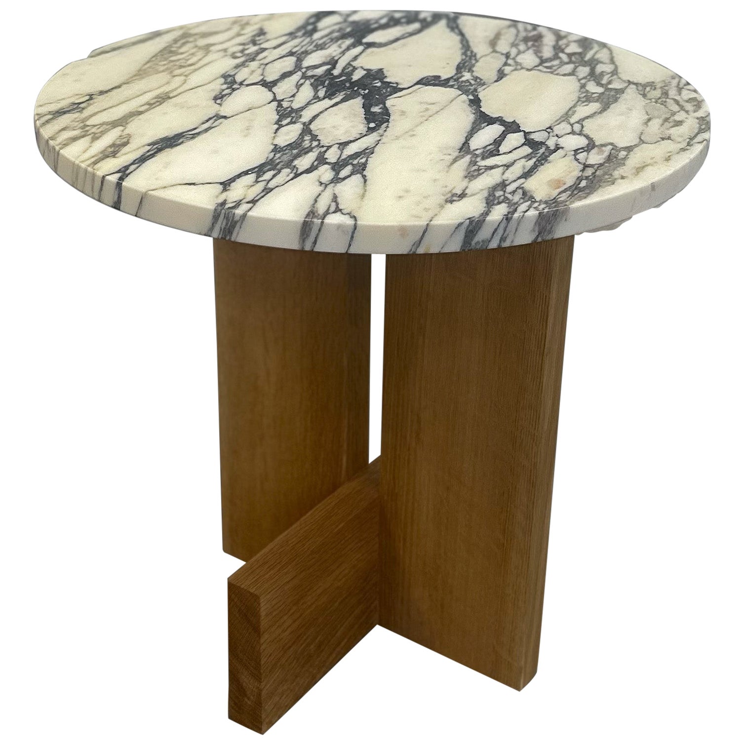 Tavolino Axel in marmo di Calcatta Monet e Oak White di Mary Ratcliffe Studio