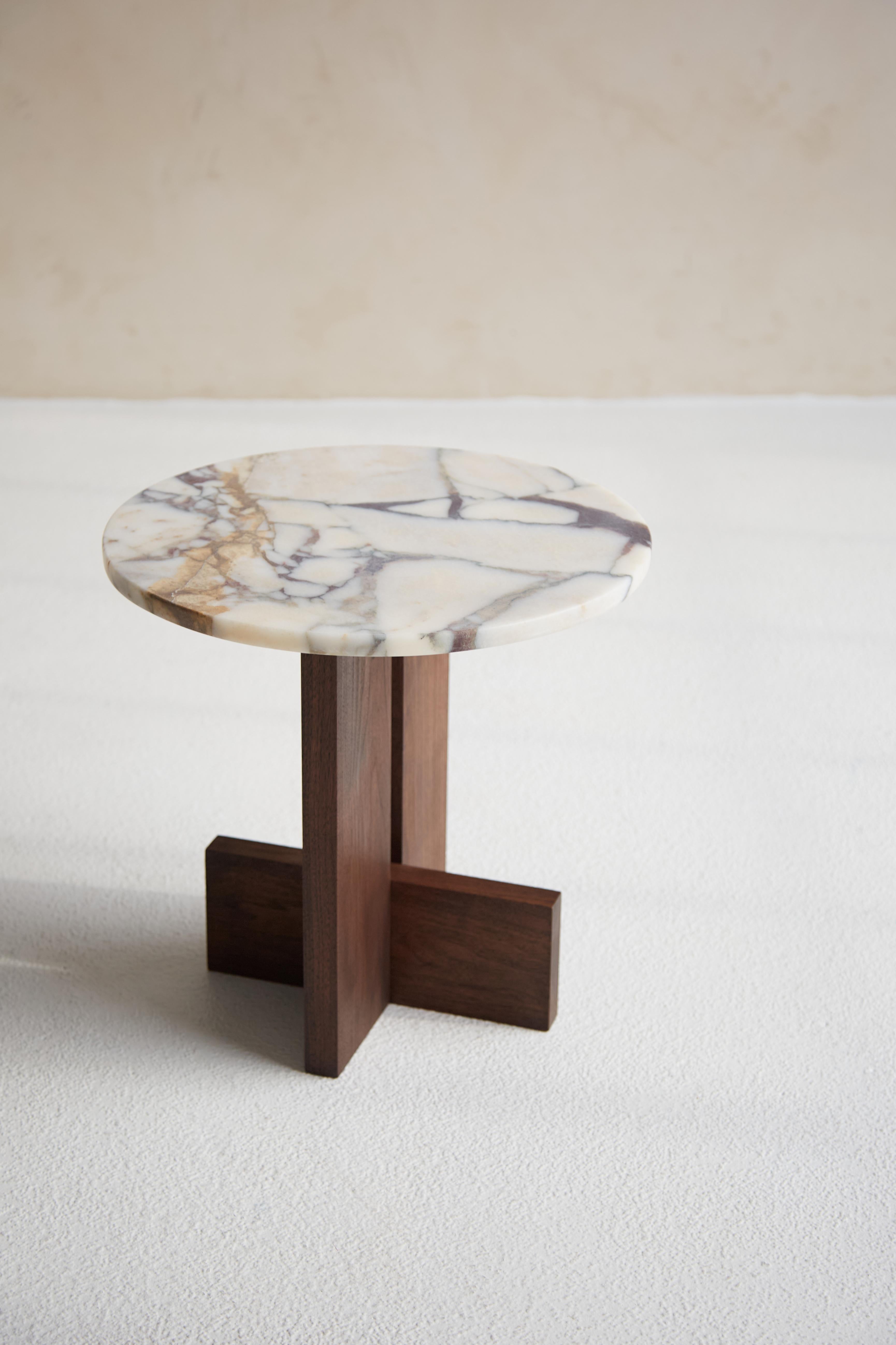 Canadien Table d'appoint Calcatta Viola avec plateau en marbre et base en noyer par Mary Ratcliffe Studio en vente