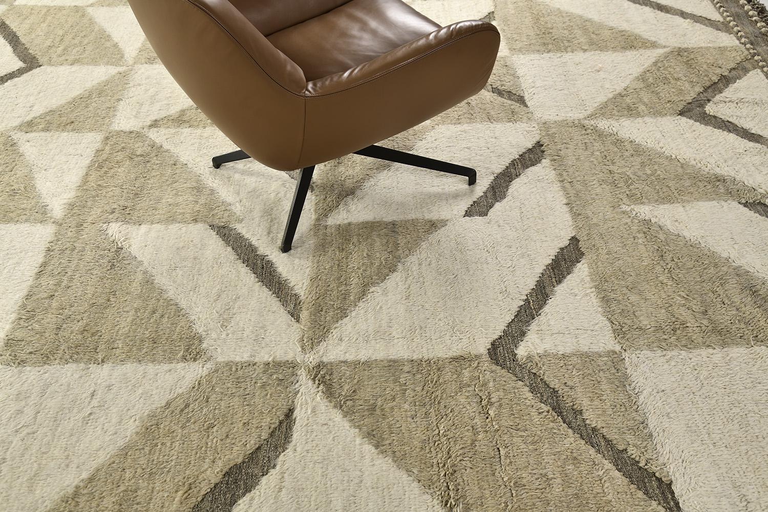 Handwoven of wool, Calcere uses geometric repeating patterns across the border. Sand, taupe and the perfect shade of ivory make up a short shag surface with a natural earth toned flat weave underlying the embossed detailing.


Rug number