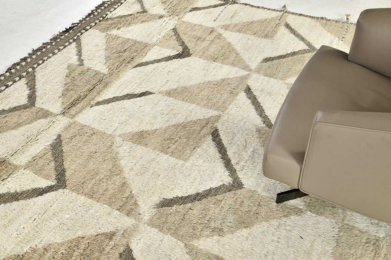 Handwoven of wool, Calcere uses geometric repeating patterns across the border. Sand, taupe and the perfect shade of ivory make up a short shag surface with a natural earth toned flat weave underlying the embossed detailing.


Rug number
