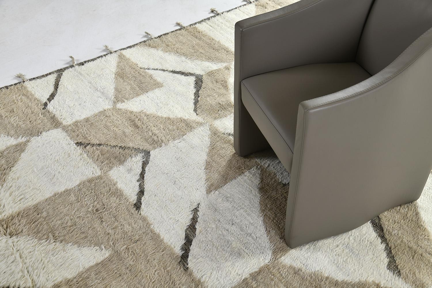 Calcere uses geometric repeating patterns across the border. Khaki, charcoal, and the perfect shade of ivory make up a short shag surface with a natural earth-toned flat weave underlying the embossed detailing.


Rug number: 28886
Size: 8' 8