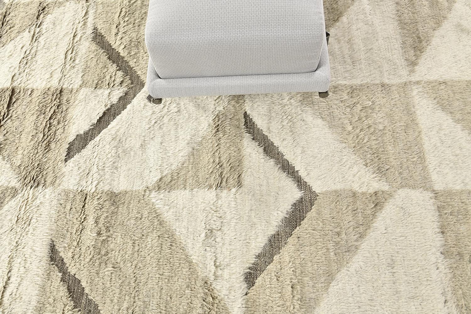 Calcere uses geometric repeating patterns across the border. Khaki, charcoal, and the perfect shade of ivory make up a short shag surface with a natural earth-toned flat-weave underlying the embossed detailing.


Rug number 29029
Size 10' 0