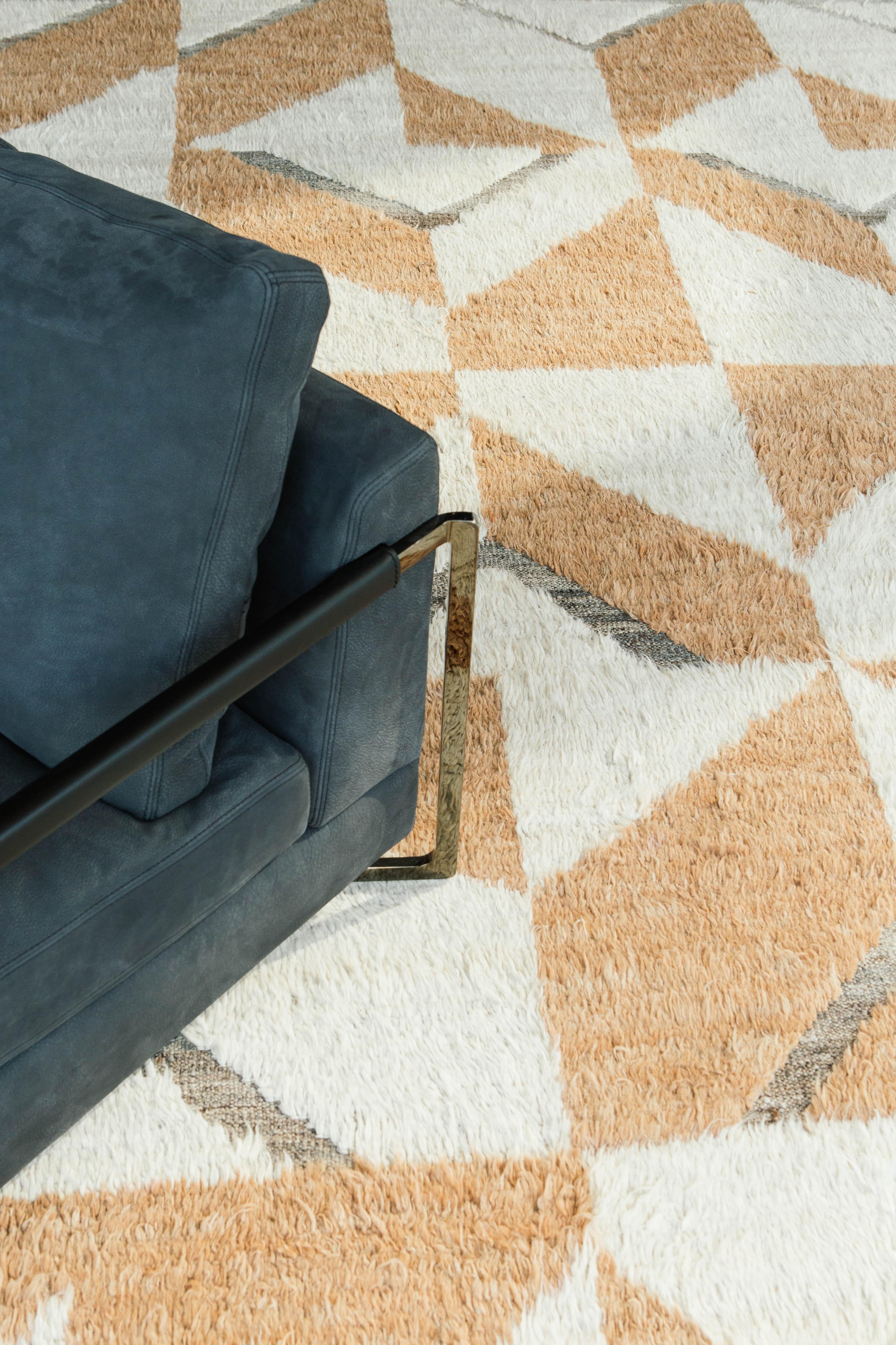 Handwoven of wool, Calcere uses geometric repeating patterns across the border. Peach toned orange and the perfect shade of white make up a short shag surface with a natural earth toned flat weave underlying the embossed detailing.



Rug number