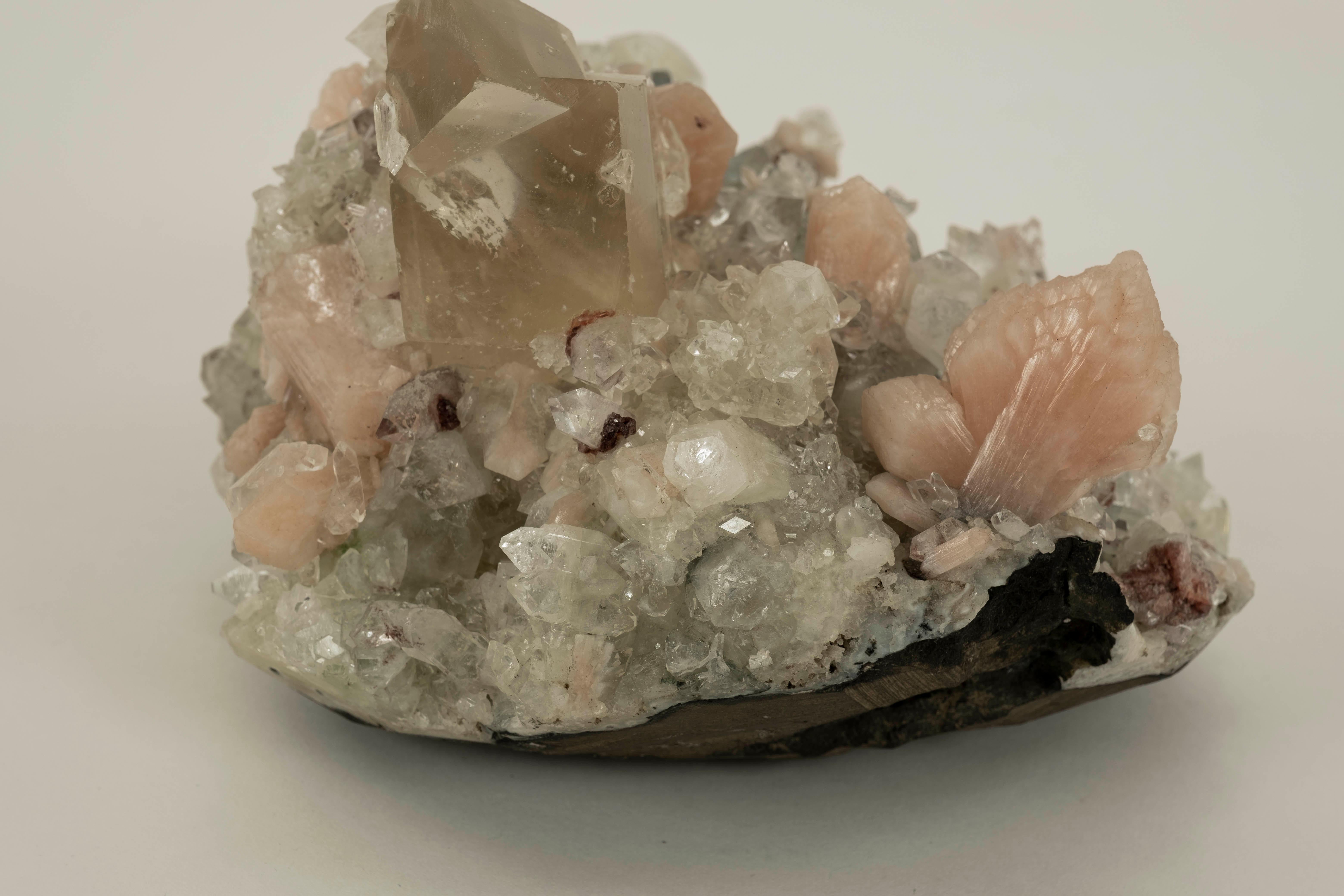 Spécimen minéral Calcite & Apophyllite claire Chalcédoine en vente 5