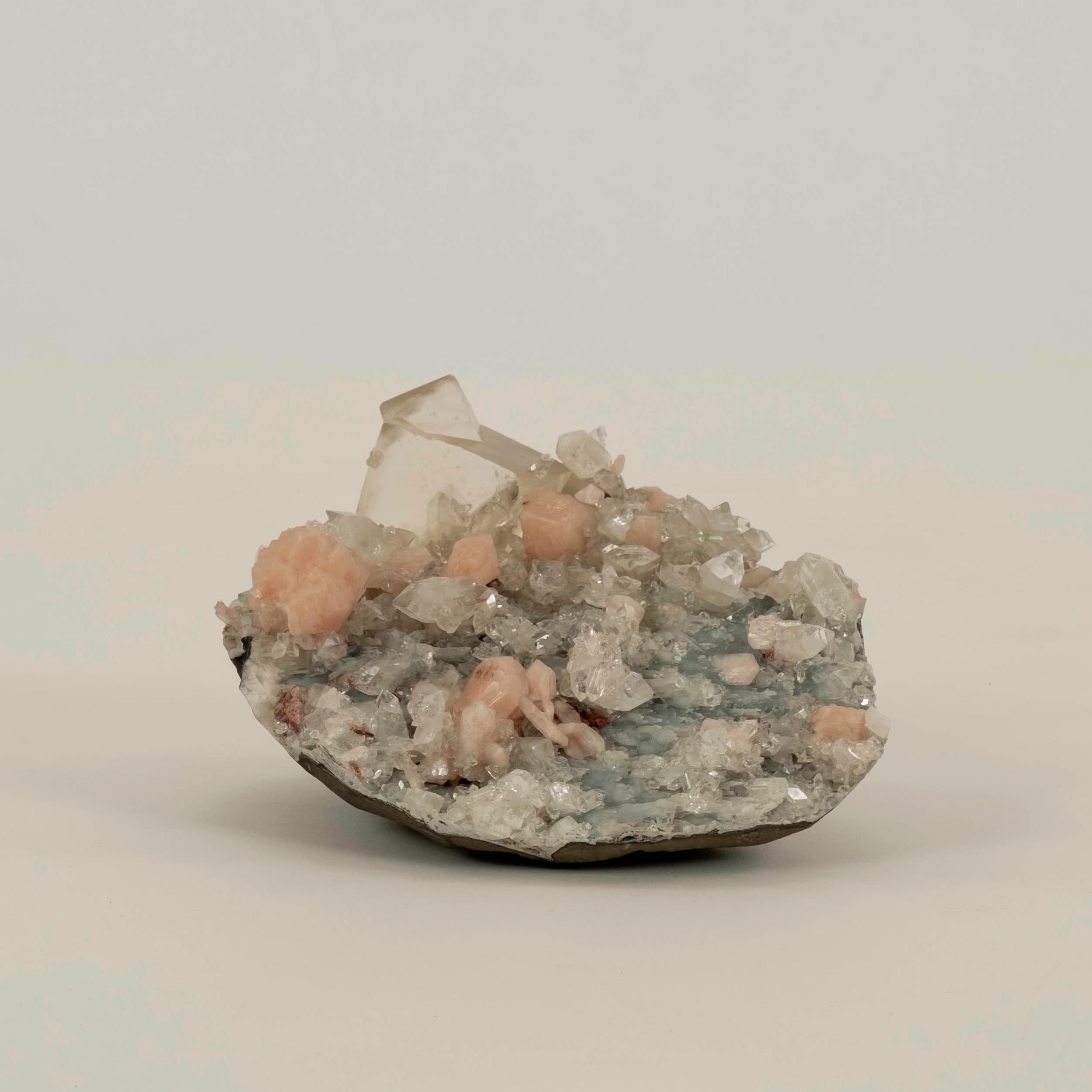 Spécimen de calcédoine en calcite et apophyllite claire. 
