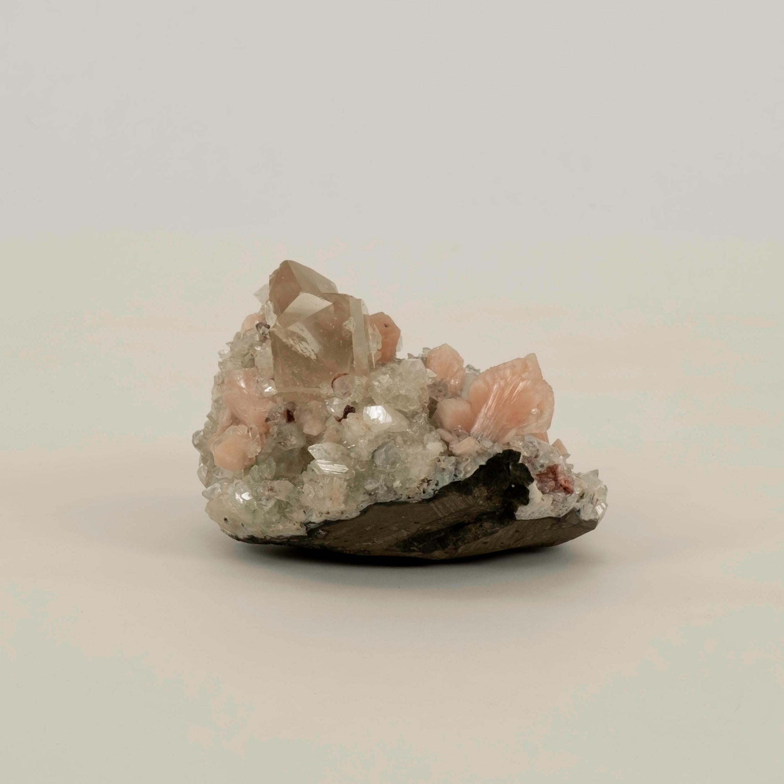 Spécimen minéral Calcite & Apophyllite claire Chalcédoine Bon état - En vente à Houston, TX