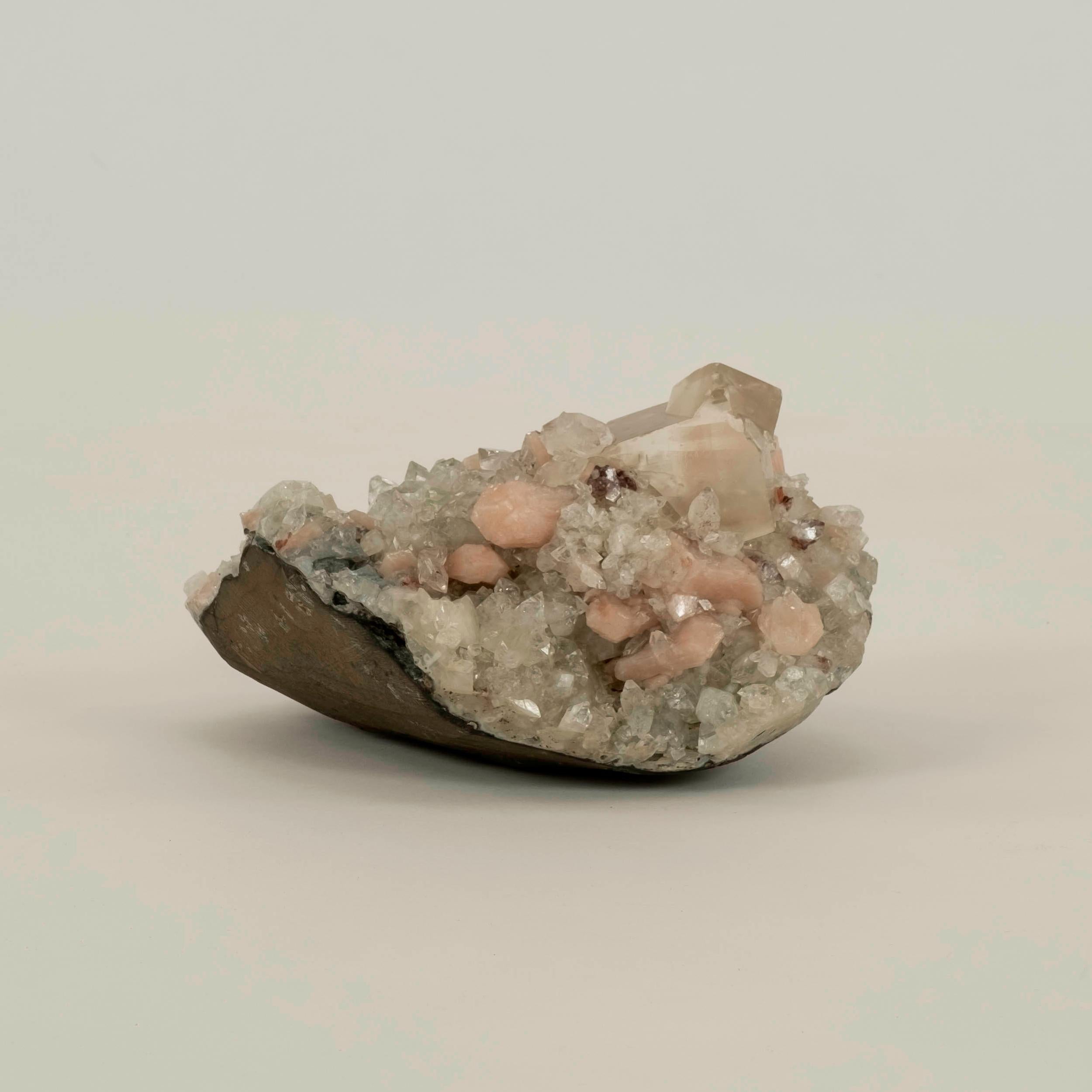XXIe siècle et contemporain Spécimen minéral Calcite & Apophyllite claire Chalcédoine en vente
