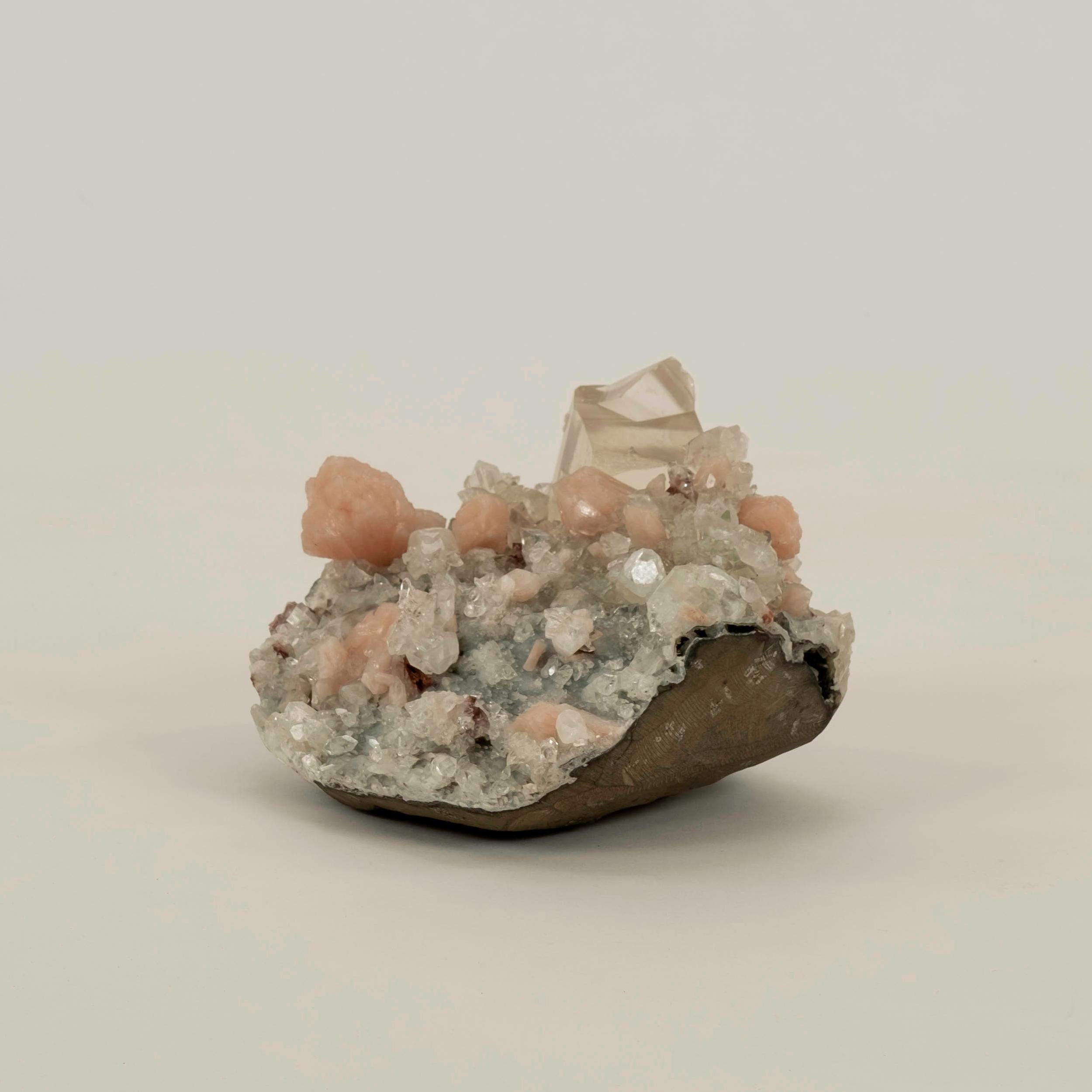 Pierre Spécimen minéral Calcite & Apophyllite claire Chalcédoine en vente