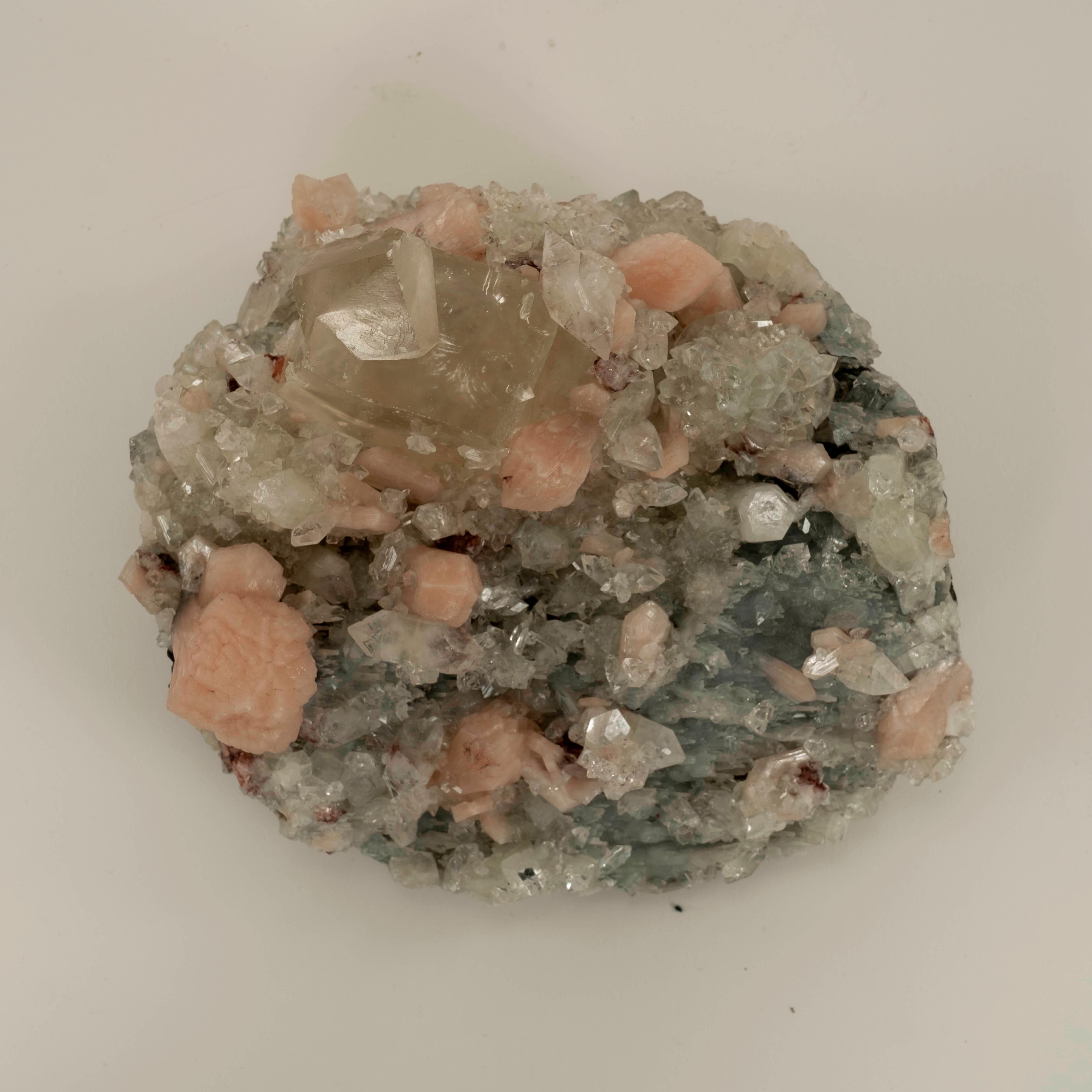 Spécimen minéral Calcite & Apophyllite claire Chalcédoine en vente 1
