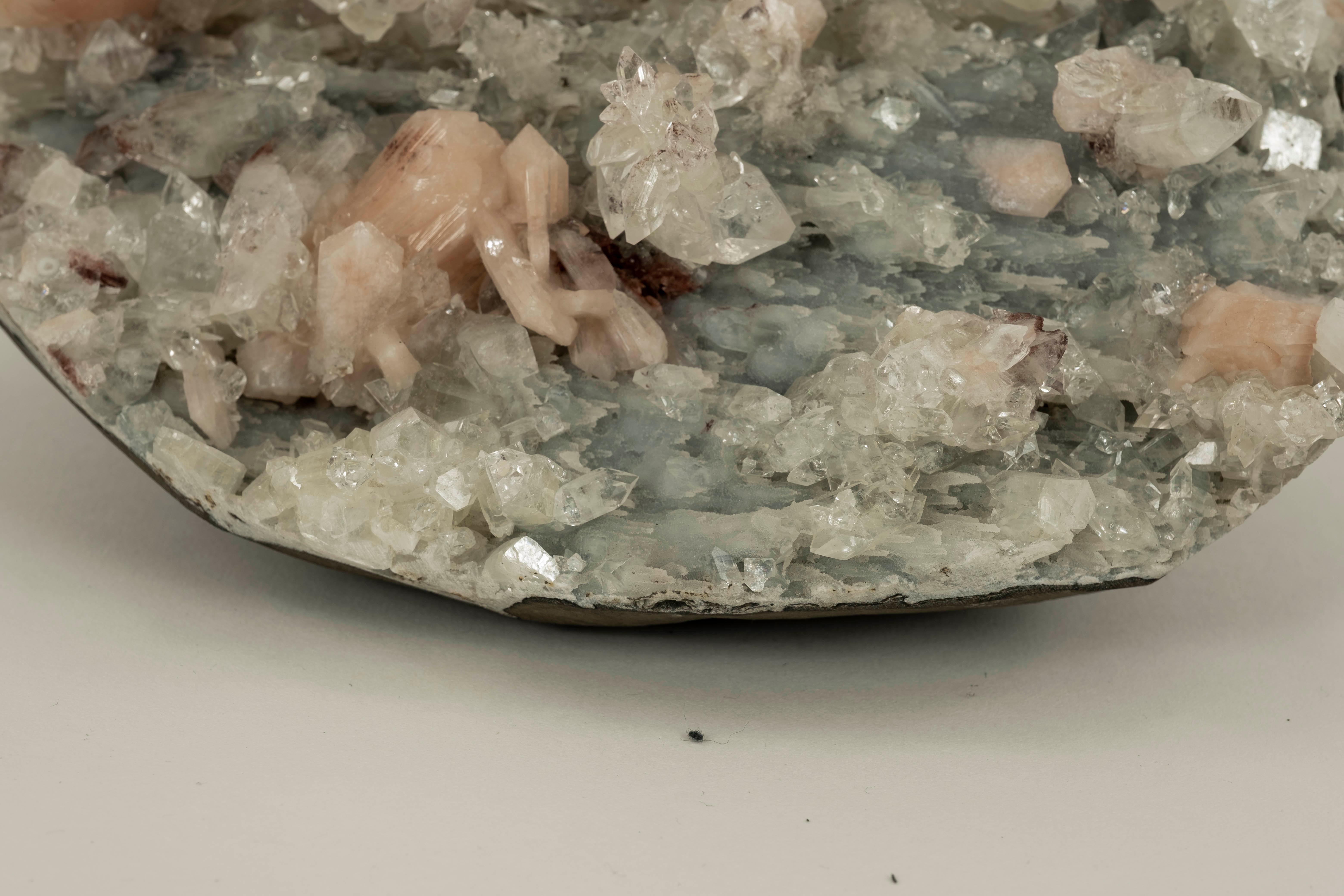 Spécimen minéral Calcite & Apophyllite claire Chalcédoine en vente 2