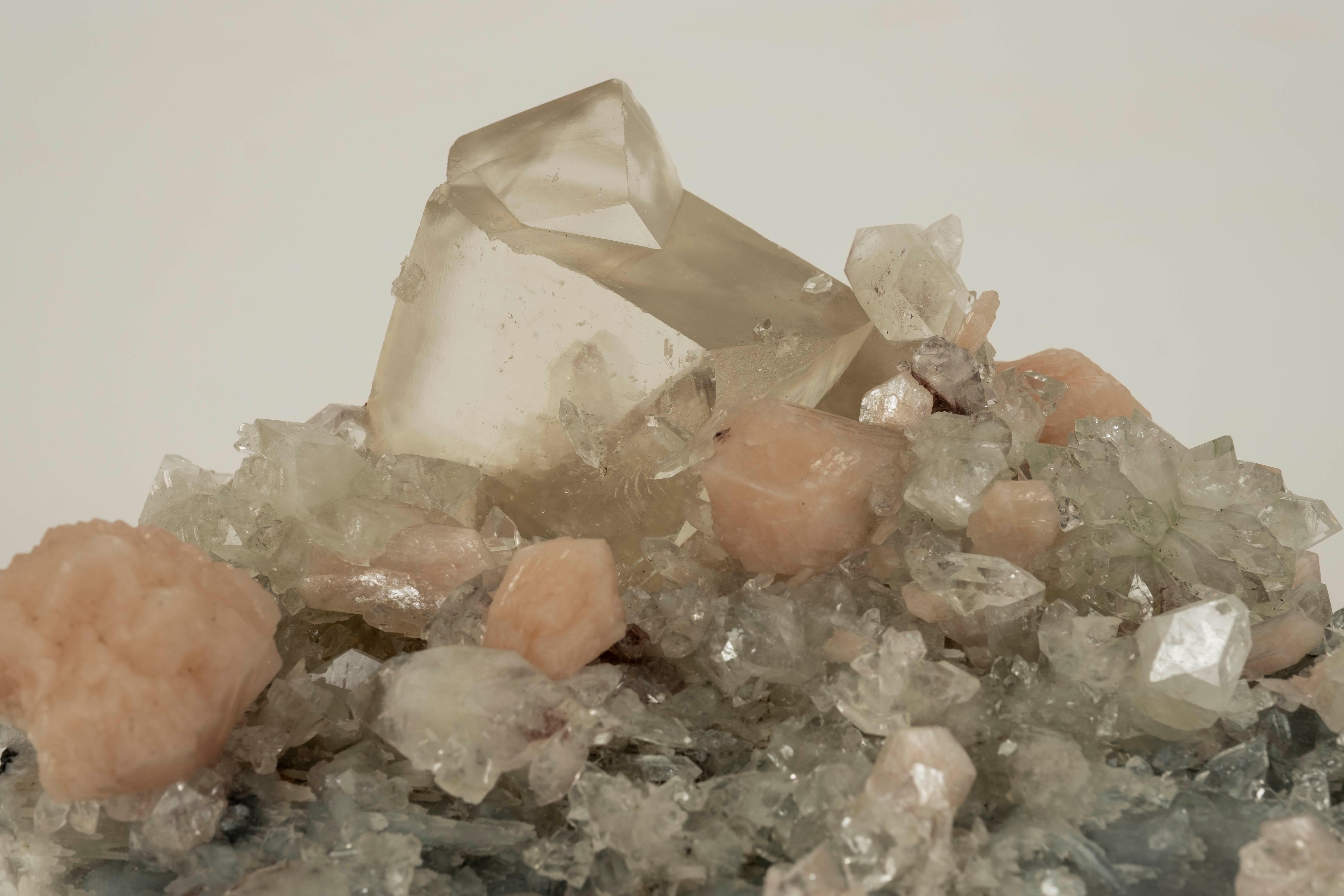 Spécimen minéral Calcite & Apophyllite claire Chalcédoine en vente 3