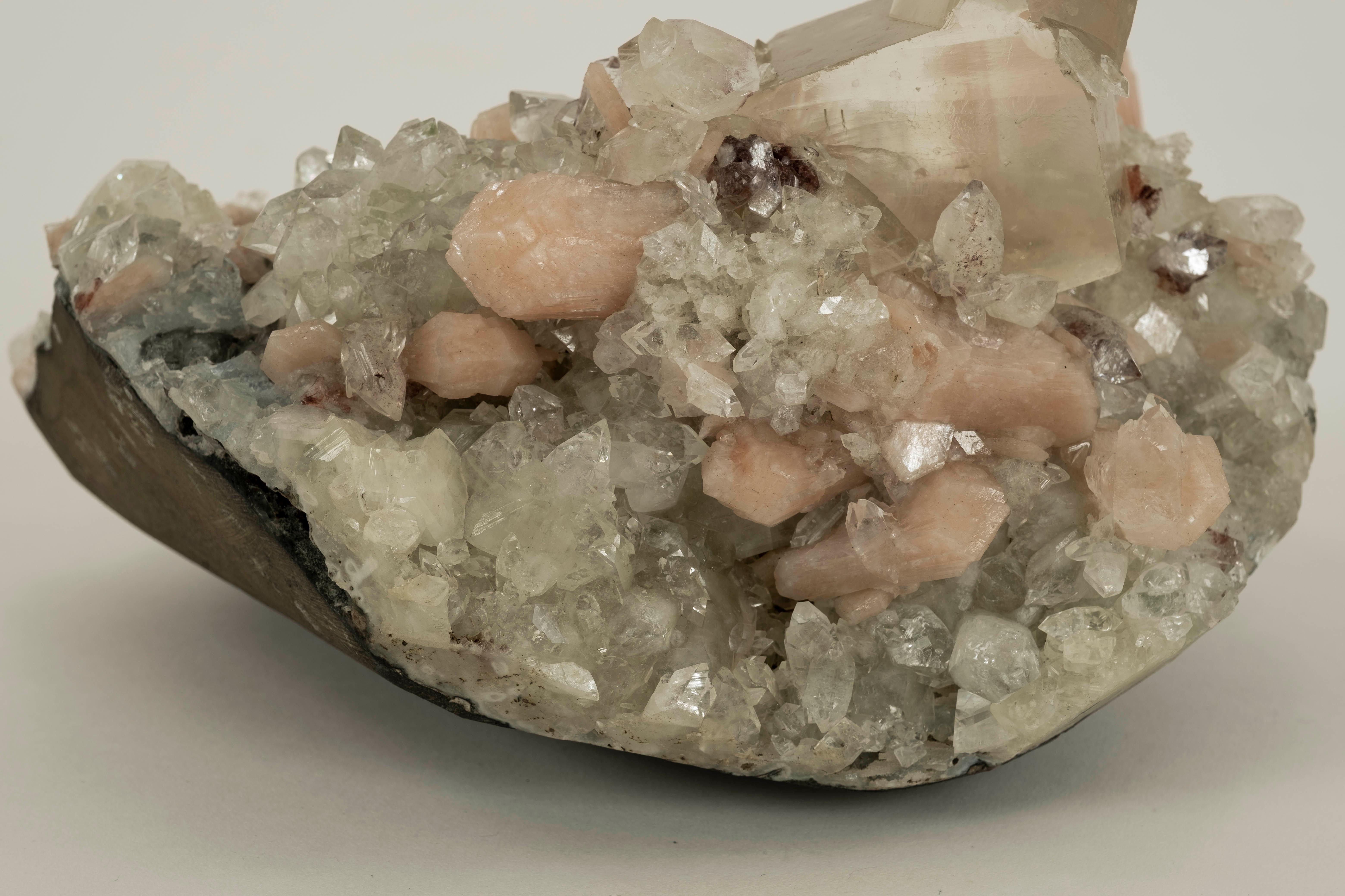 Spécimen minéral Calcite & Apophyllite claire Chalcédoine en vente 4