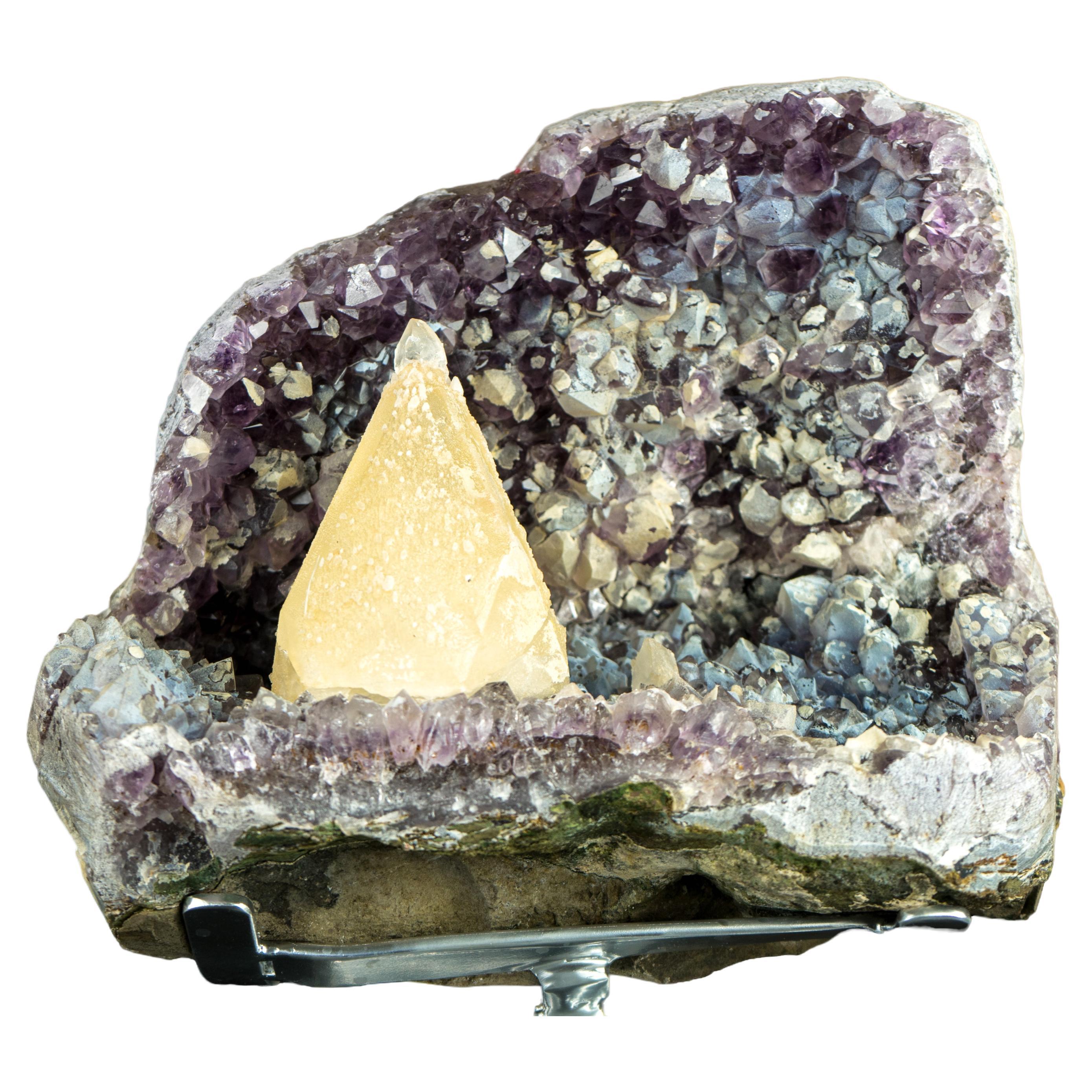 Calcit auf Amethyst-Probe aus der Toldinho-Mine, Collector/Gallery Grade  im Angebot