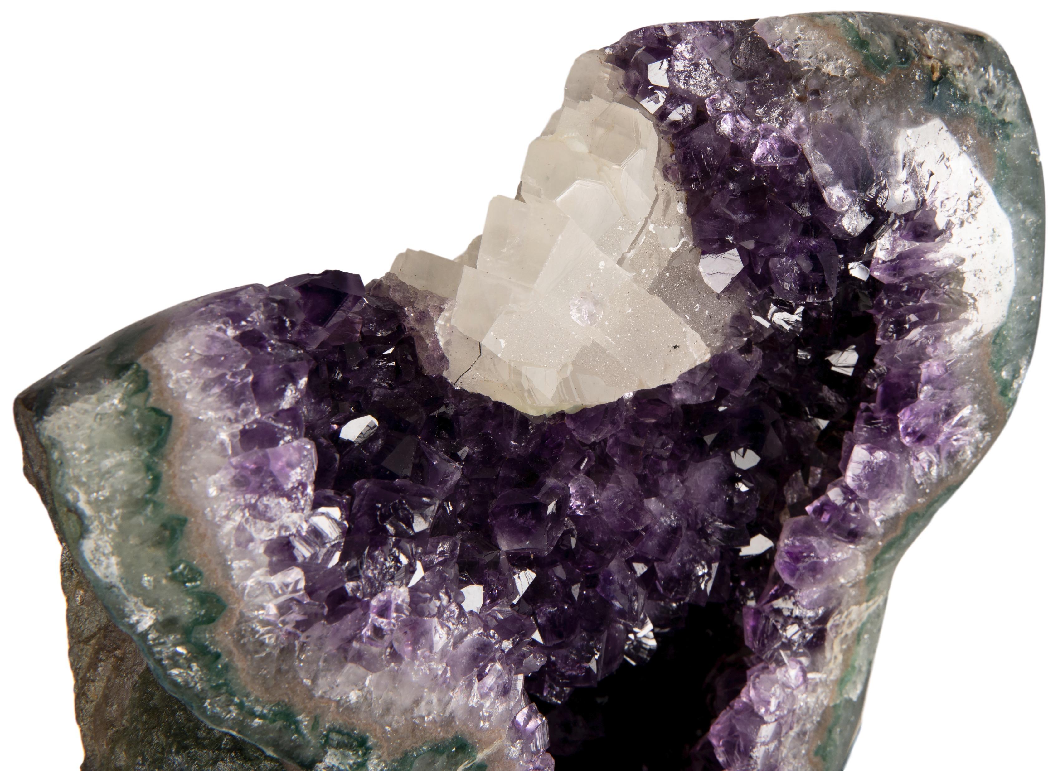 Calcite auf Amethyst umgeben von Achat, weißem Quarz und grünem Celadonit-Ständer im Zustand „Gut“ im Angebot in London, GB