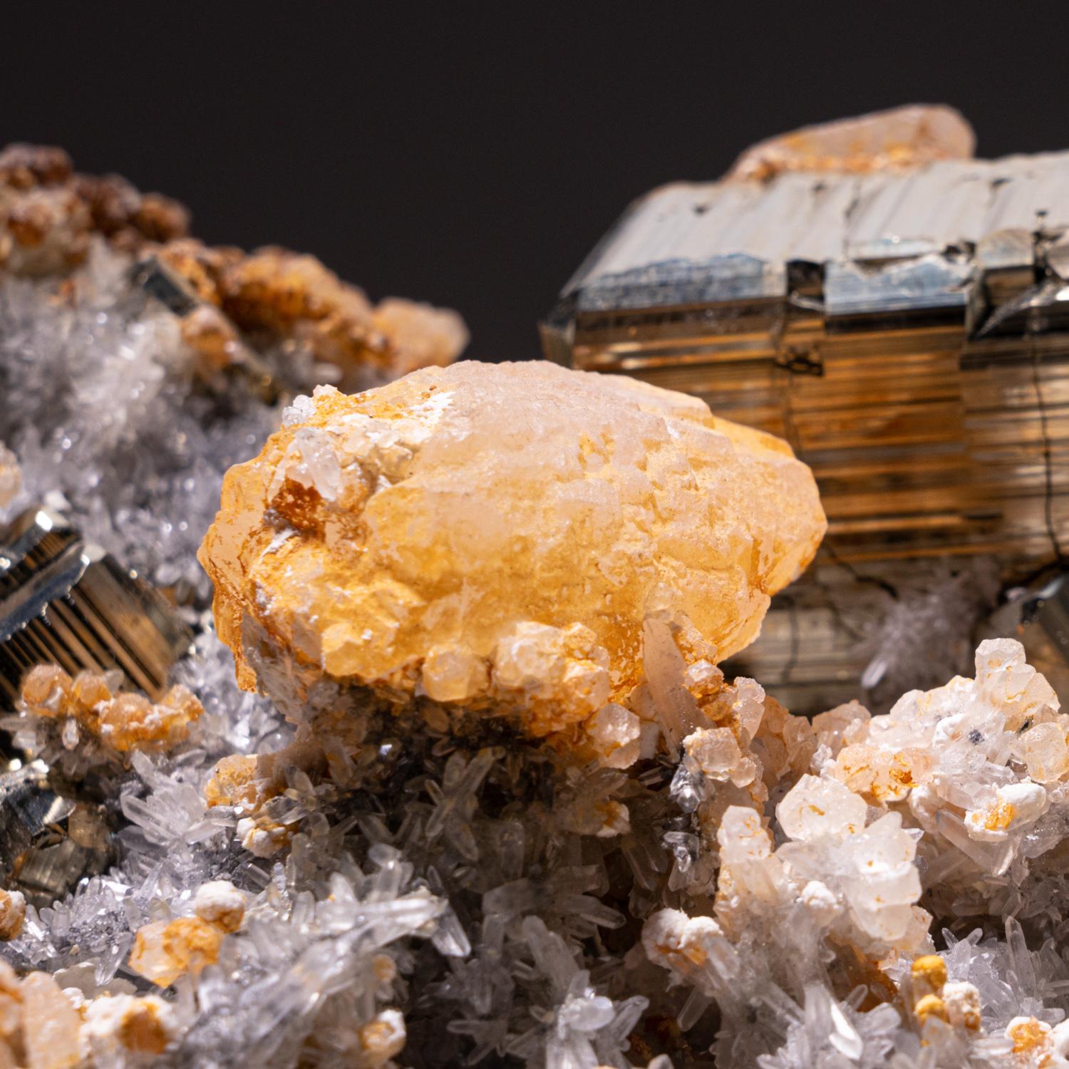 Cristallo Calcite su pirite con quarzo dal distretto di Huaron, provincia di Cerro de Pasco, Perù in vendita