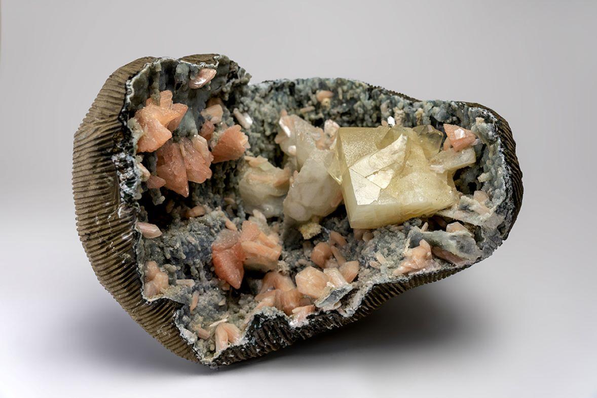 Indiano Calcite con Huelandite e Stilbite su matrice di Calcedonio da Jalgaon,  Maharas in vendita
