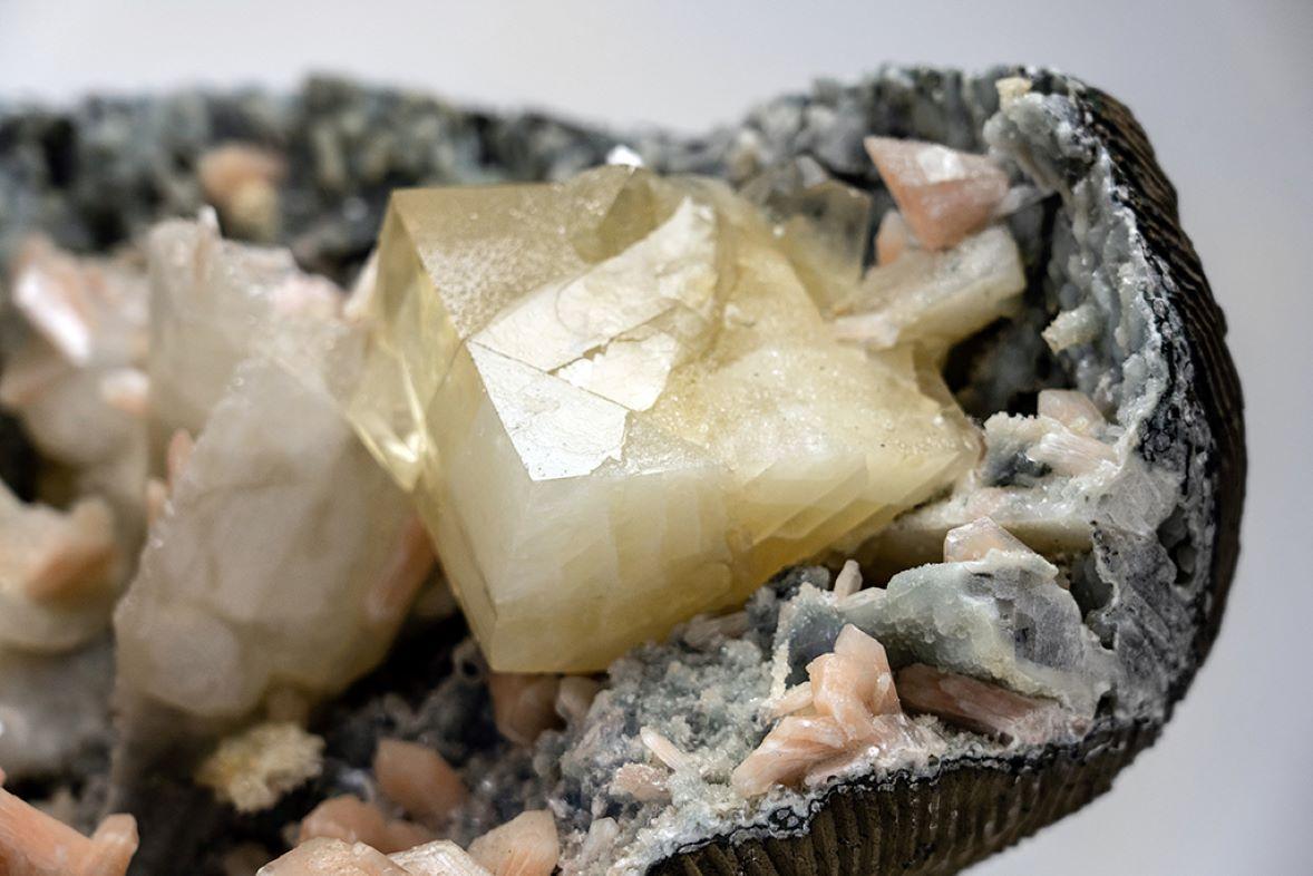 Cristallo Calcite con Huelandite e Stilbite su matrice di Calcedonio da Jalgaon,  Maharas in vendita