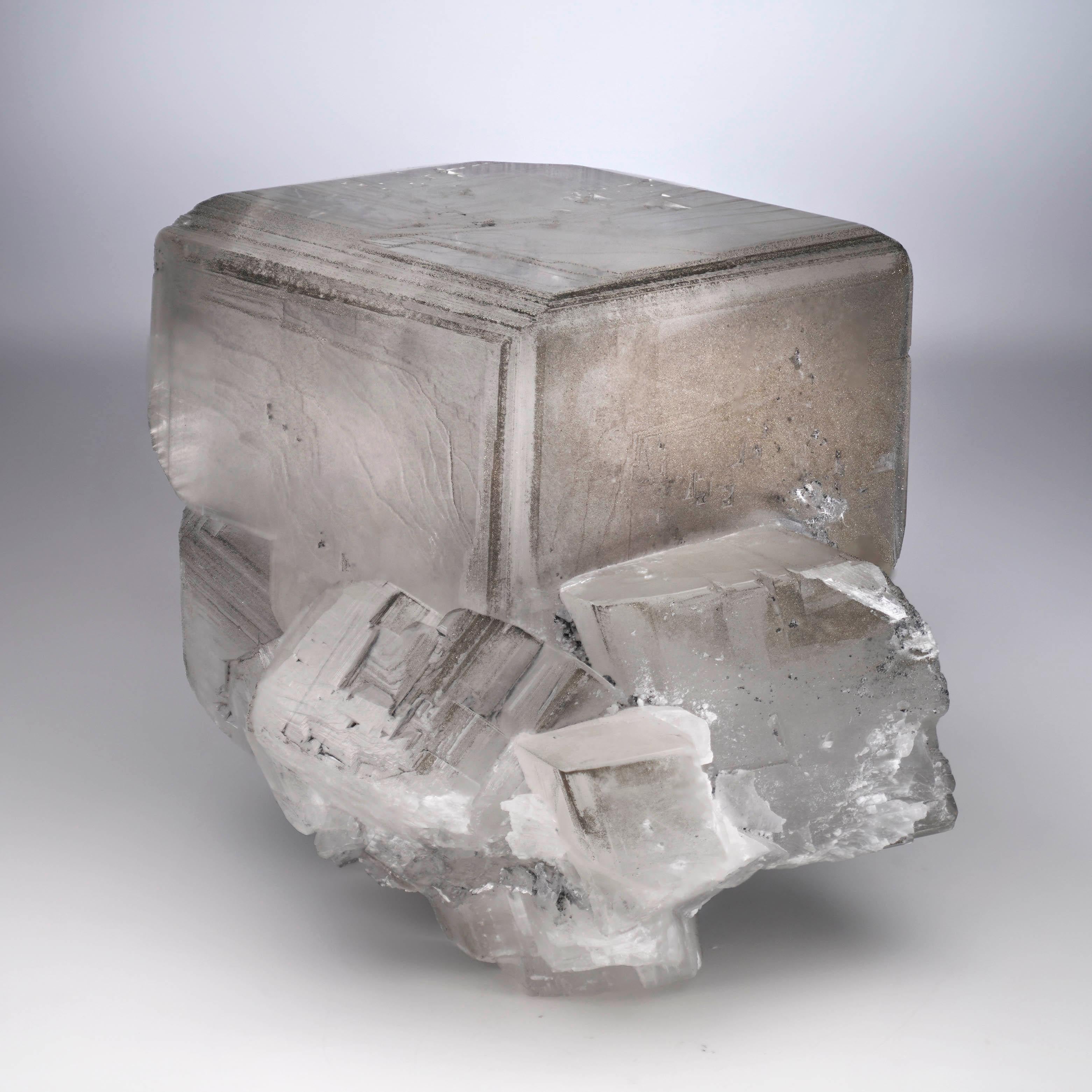 Questa formazione di cristalli di calcite massicci, splendidamente formati e incredibilmente gemmosi, caratteristici della località di Chengzhou, è emersa dal terreno oltre un decennio fa e sarà un classico da aggiungere alla tua collezione.